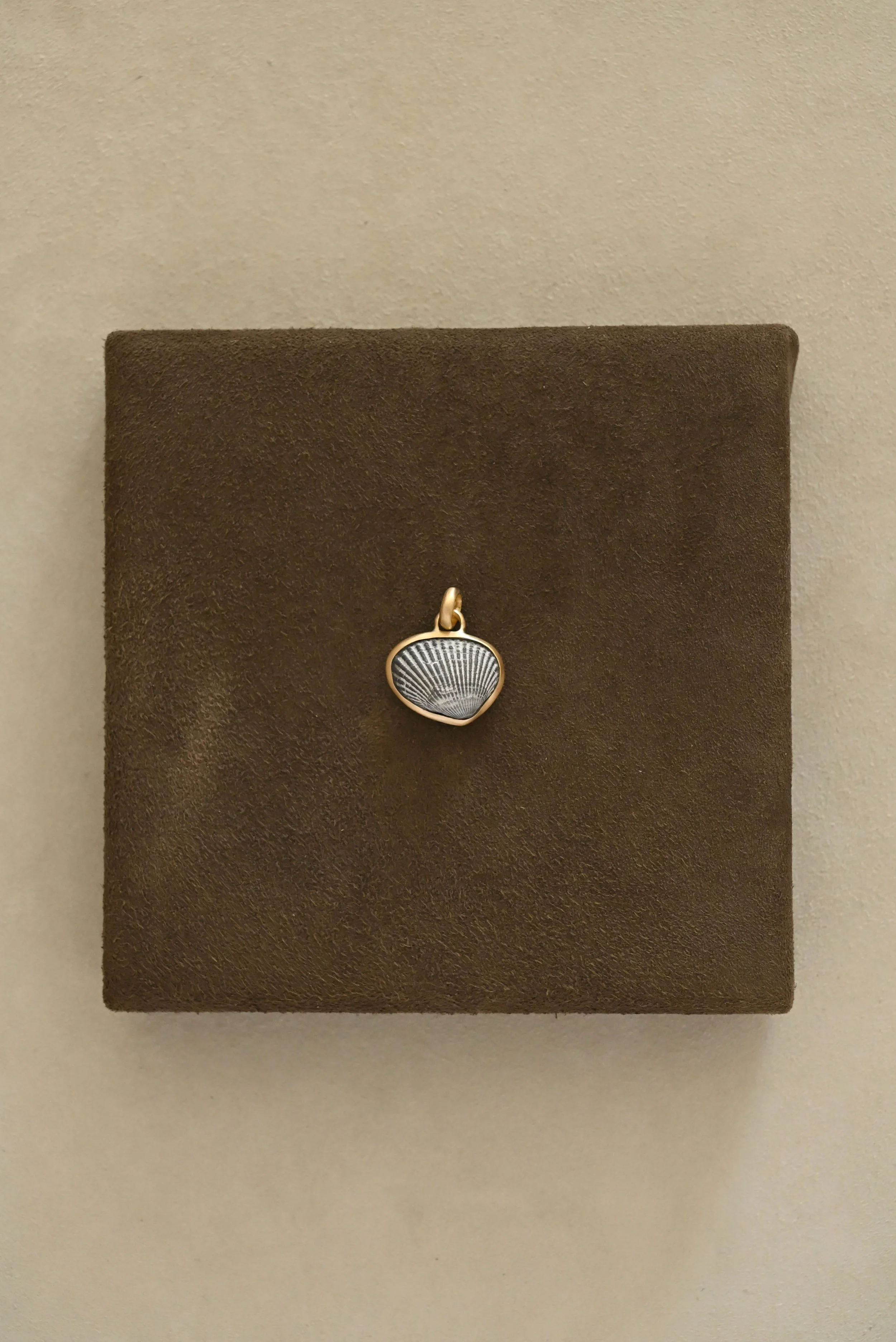 Dunton-Ellerkamp-Fall-Capsule-Collection-2026-Gold-Grey-Clam-Shell-Pendant-1.jpg