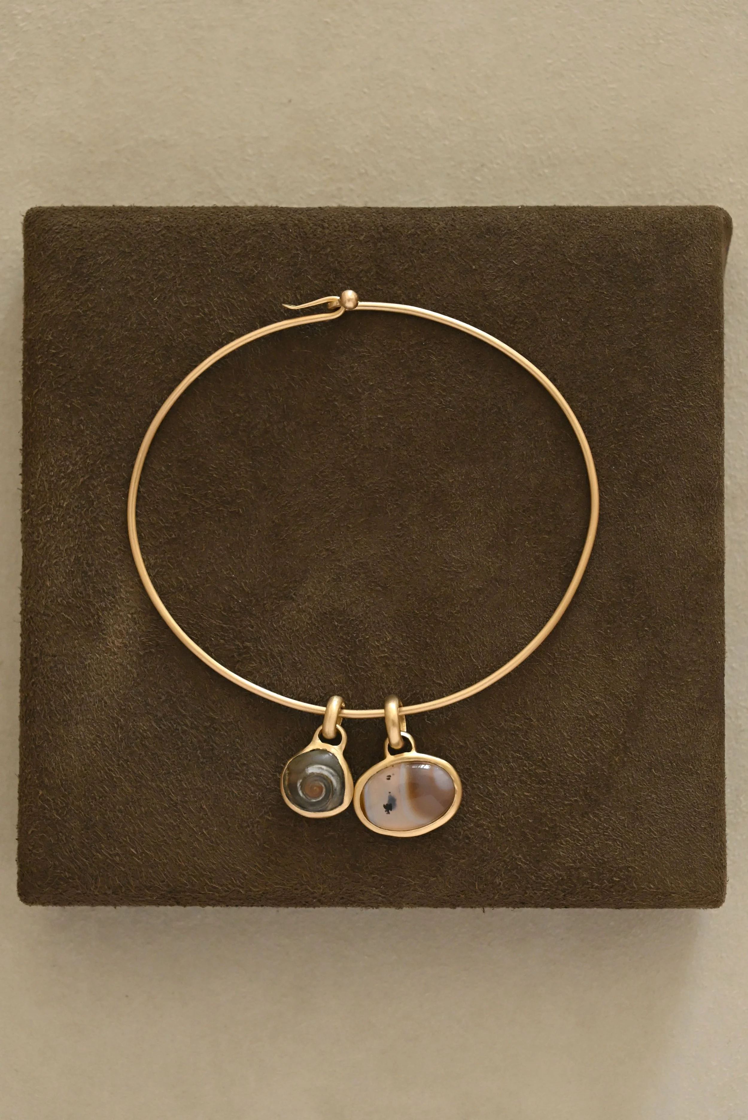 Dunton-Ellerkamp-Fall-Capsule-Collection-2026--Gold-Petite-Black-Shell-Pendant-Agate-Pendant-1.jpg