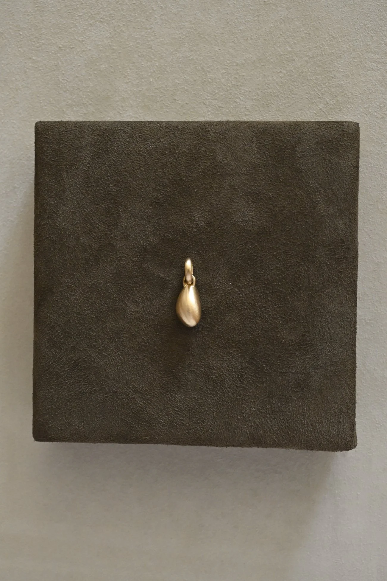 Dunton-Ellerkamp-Gold-Shell-Pendant-Petite-1.jpg