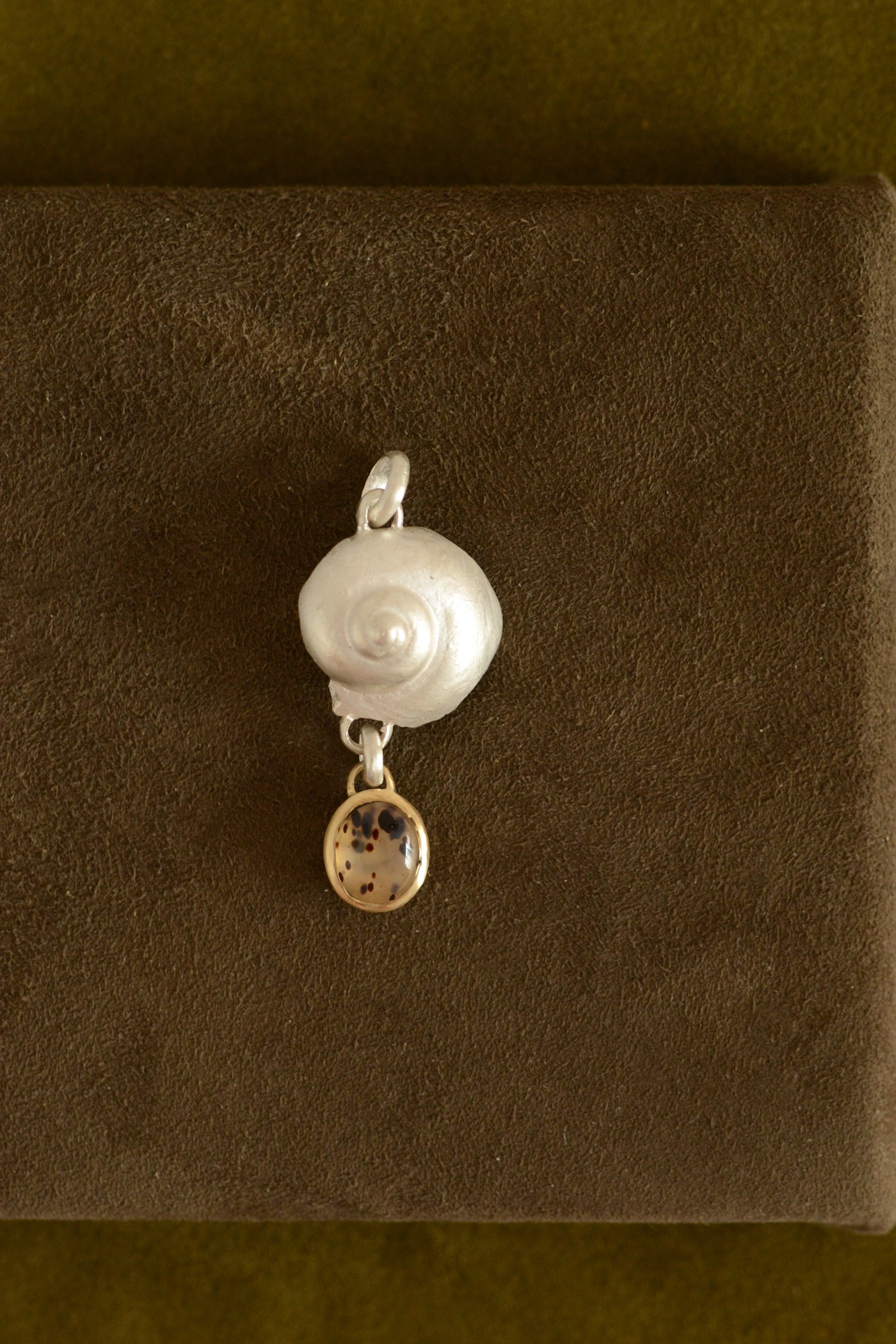 Dunton_Ellerkamp_Shell_18kGold_Agate_Pendant_3.jpg