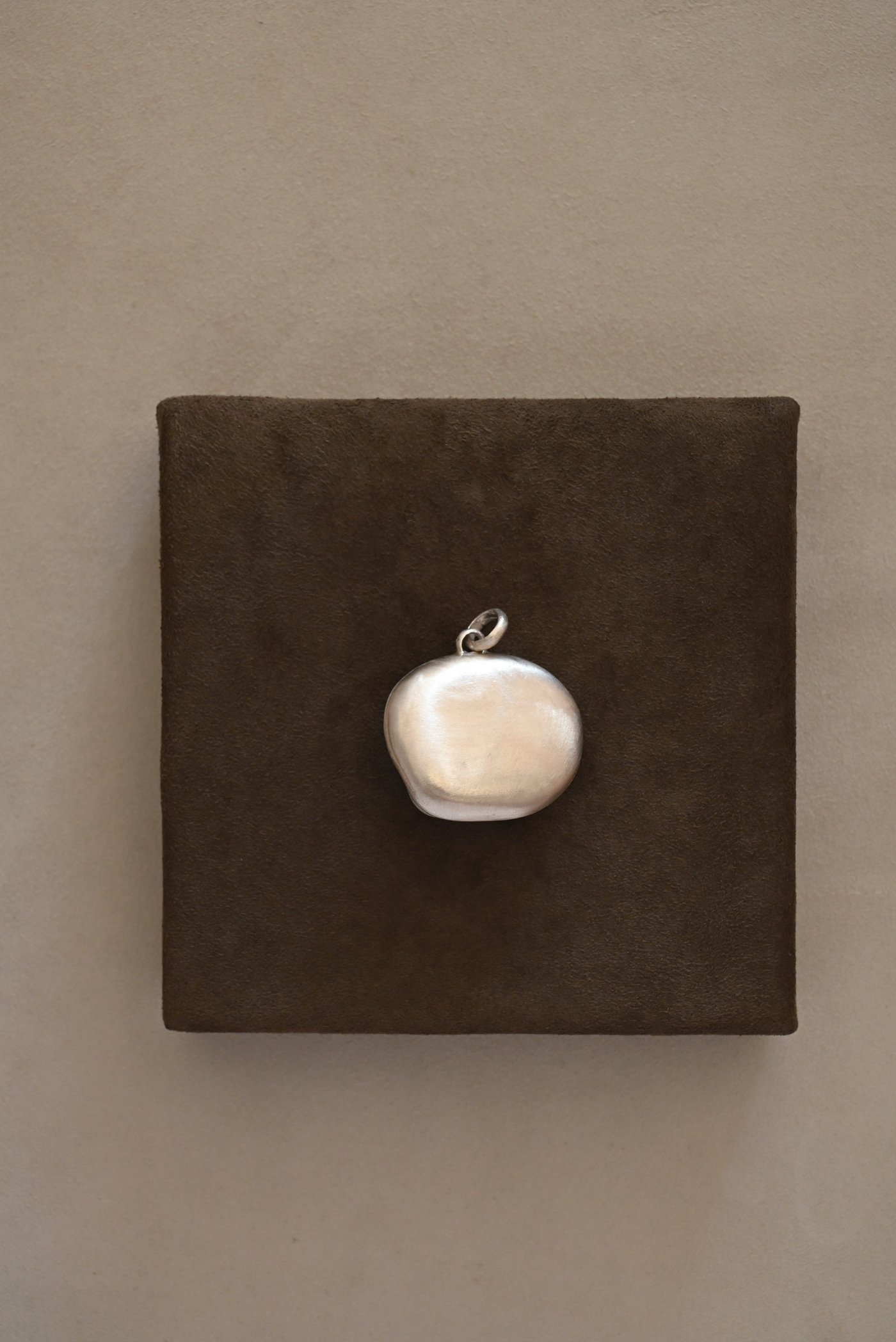 Dunton-Ellerkamp-Grey-Shell-Pendant-3.jpg