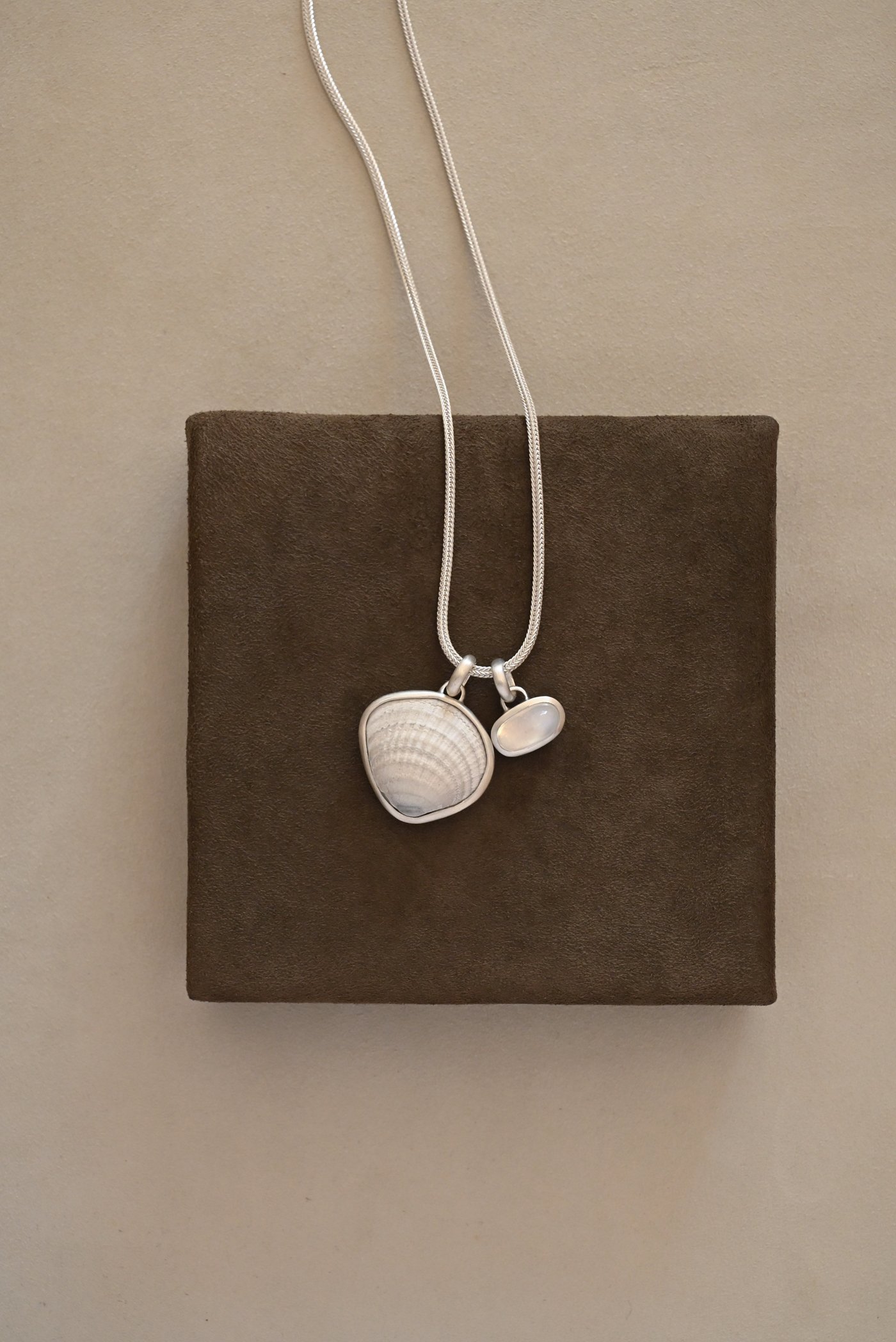 Dunton-Ellerkamp-White-Silver-Shell-Pendant-2.jpg