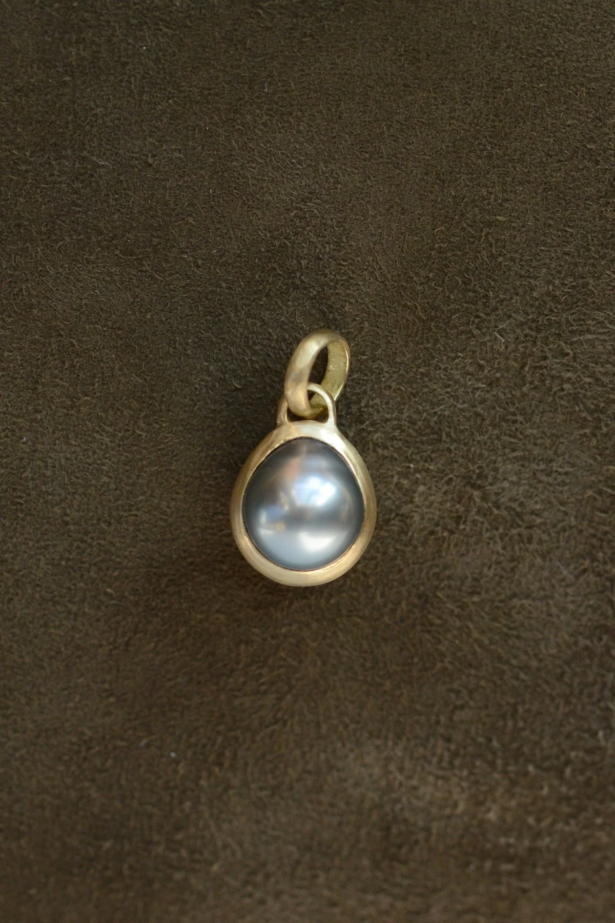 Dunton_Ellerkamp_Pearl_Pendant_Gold_Fall_Capsule_4.jpg