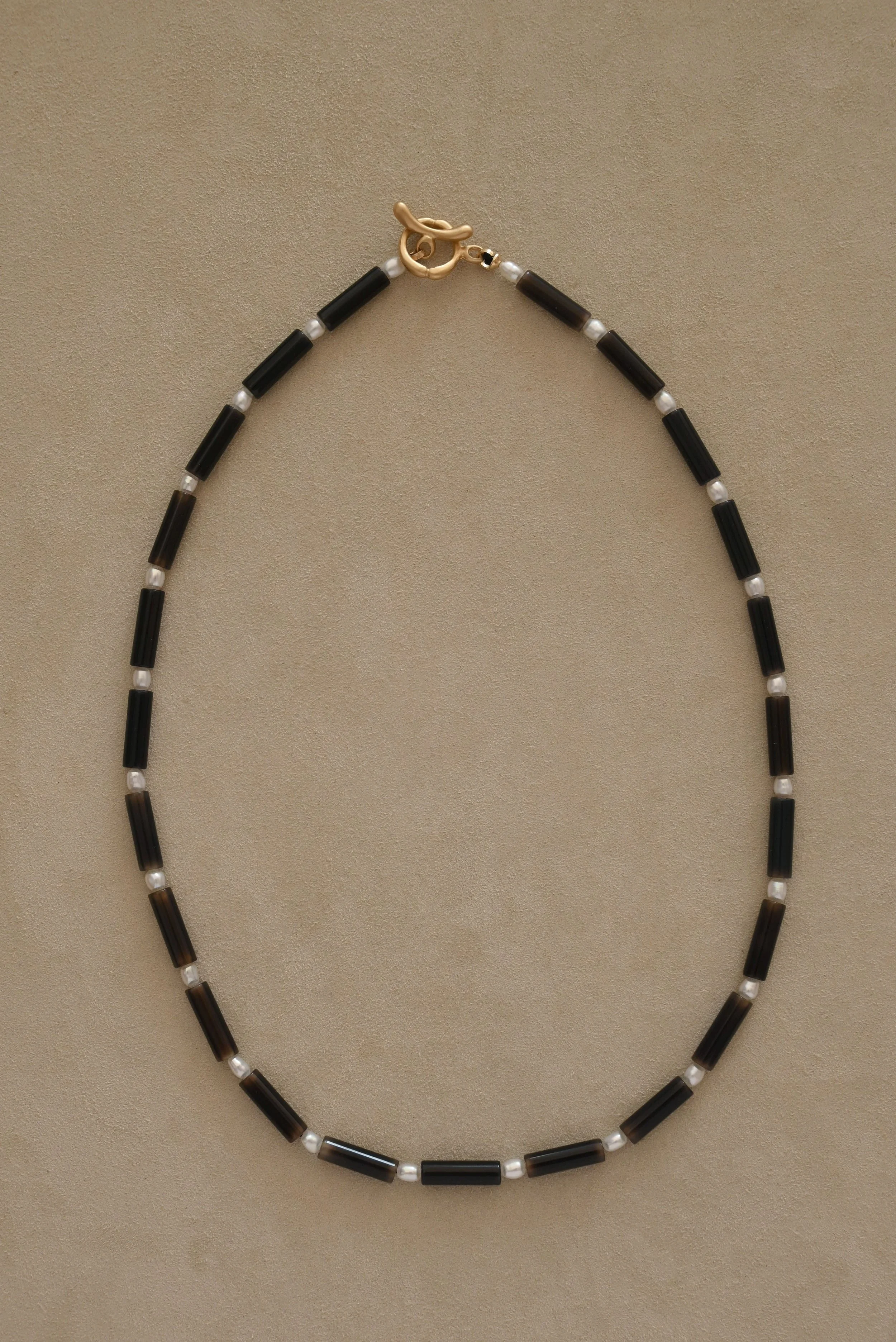 Dunton-Ellerkamp-Fall-Capsule-2026-Web-Agate-White-PEarl-Necklace-1.jpg