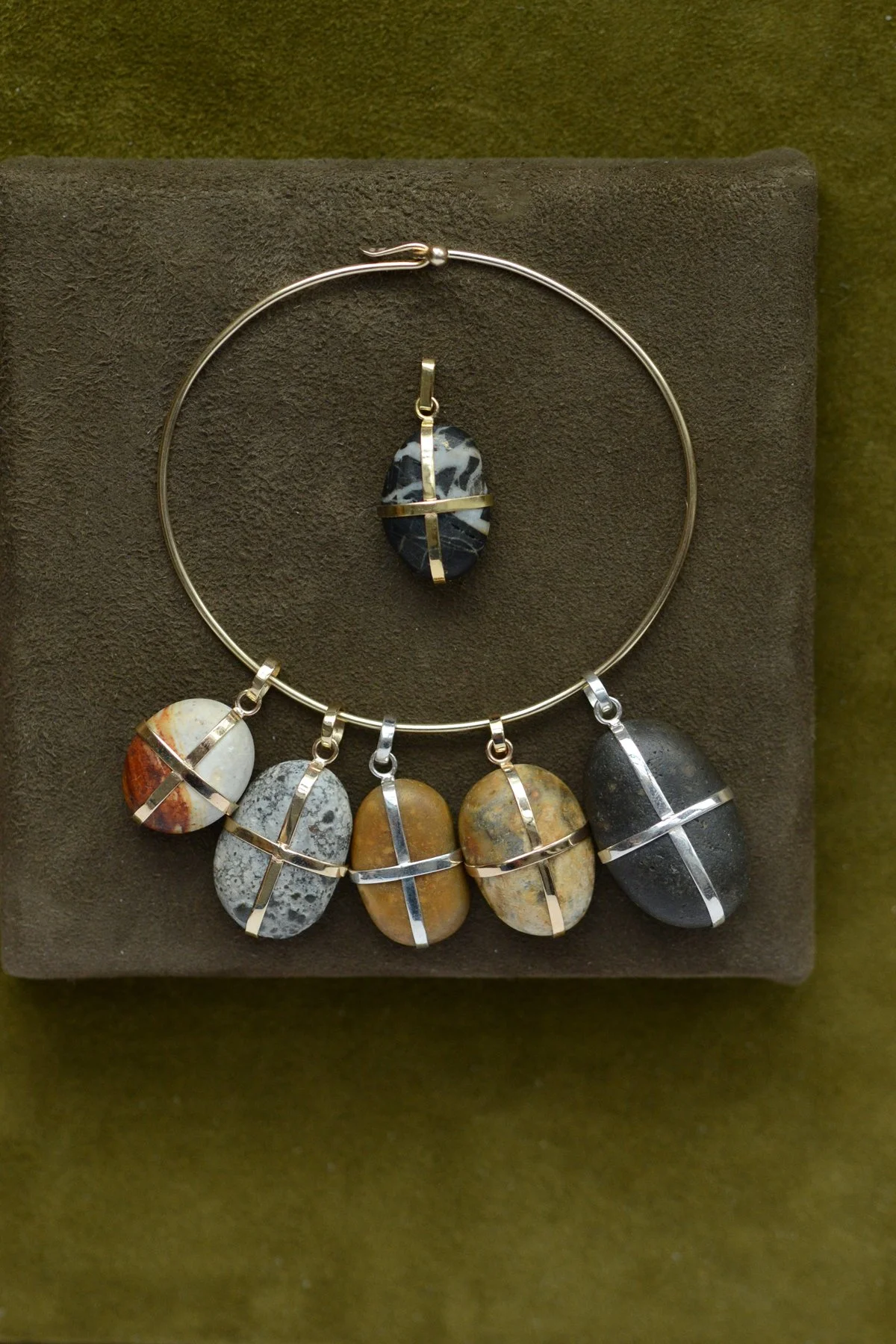 Dunton_Ellerkamp_Fall_Capsule_Nathalie_Mathoulin_Ribbon_Stone_Pendant_9.jpg