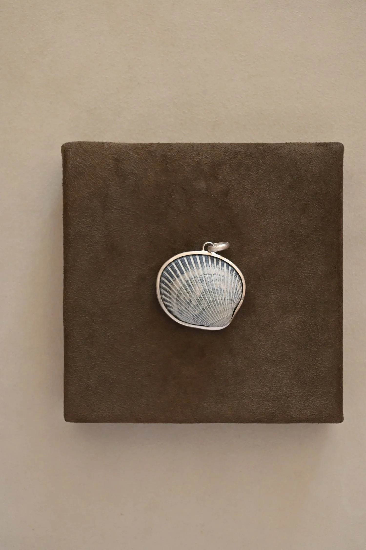 Dunton-Ellerkamp-Grey-Shell-Pendant-13.jpg