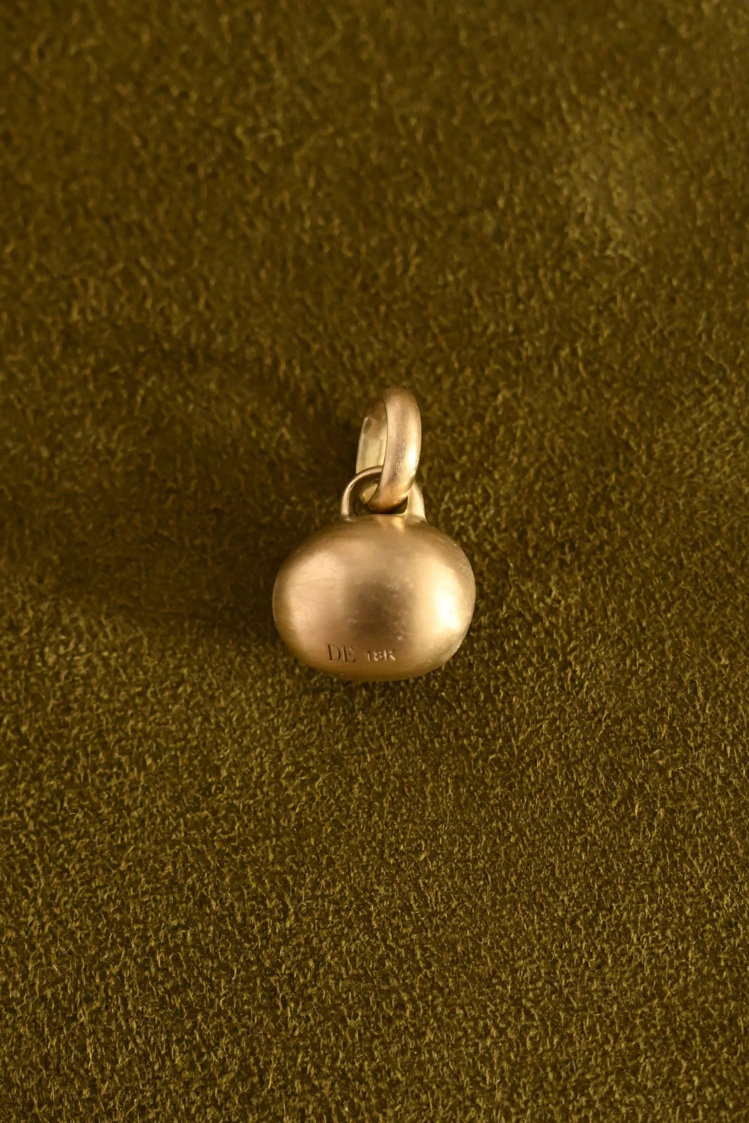 Dunton-Ellerkamp-Gold-Shell-Pendant-1-Web.jpg
