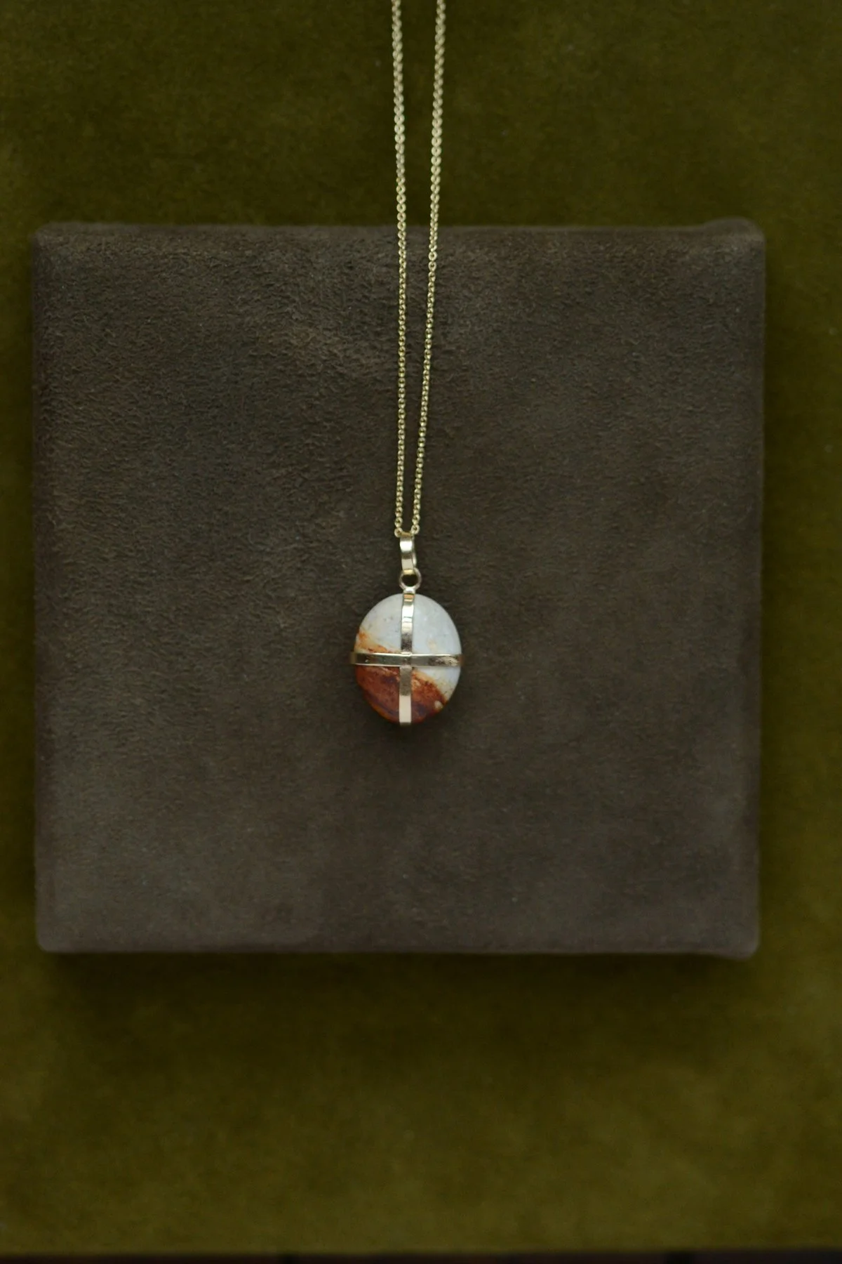 Dunton_Ellerkamp_Fall_Capsule_Nathalie_Mathoulin_Ribbon_Stone_Pendant_13.jpg