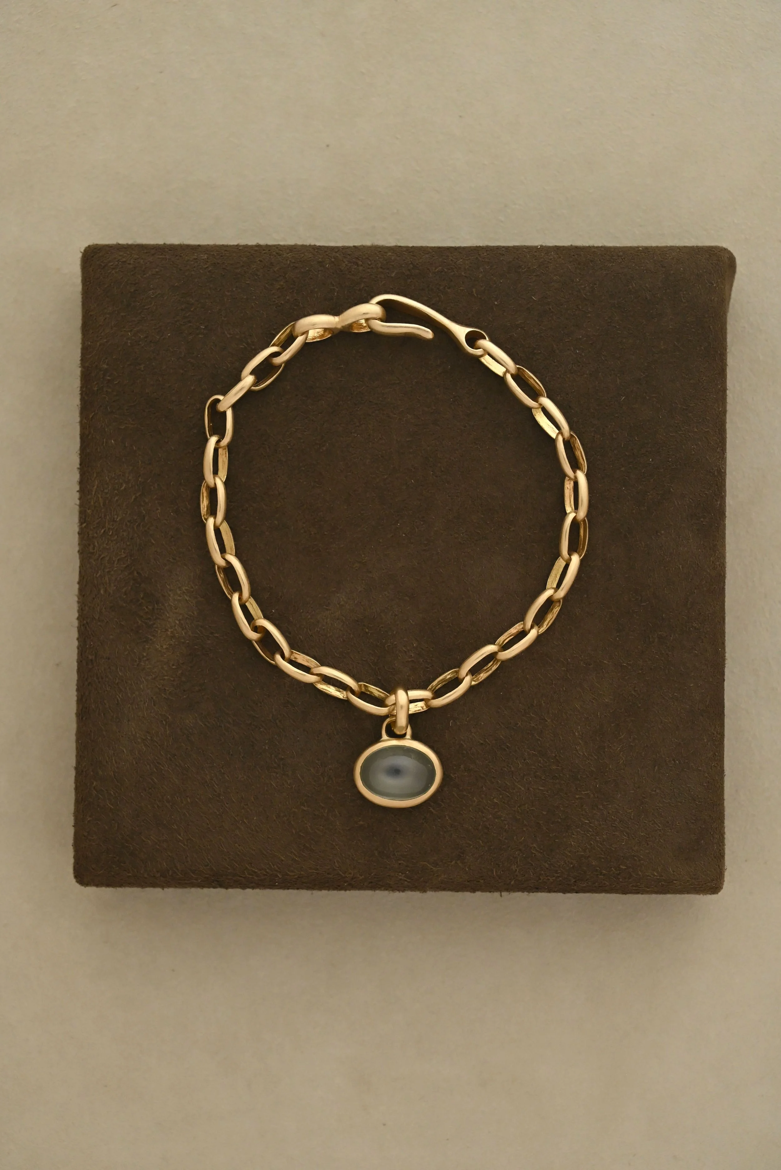 Dunton-Ellerkamp-Fall-Capsule-Collection-2026-Gold-Green-Moonstone-Window-Pendant-Baby-Elevine-Bracelet.jpg