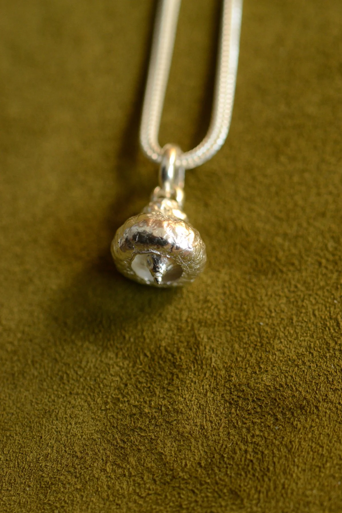 Dunton_Ellerkamp_Silver_Acorn_Pendant_3.jpg