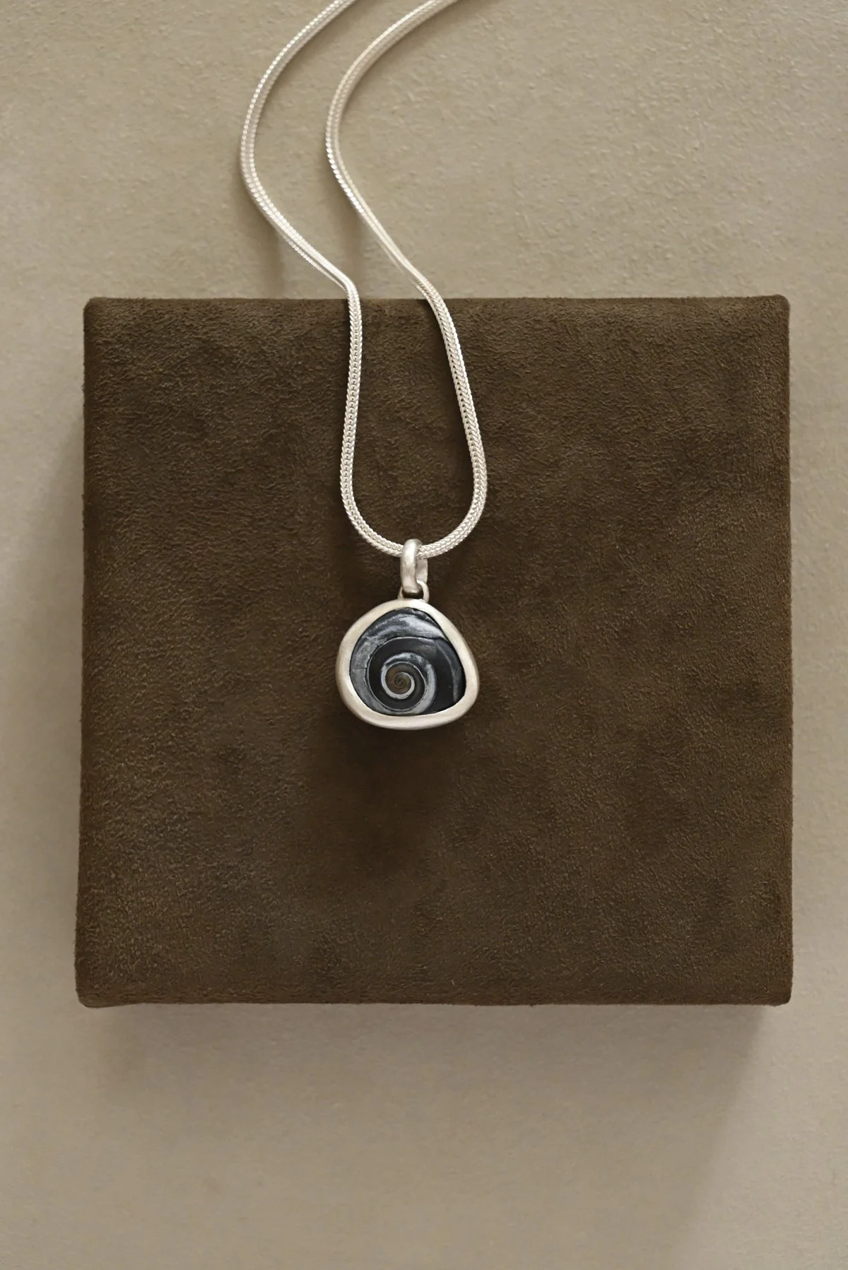 Dunton-Ellerkamp-Silver-Shell-Pendant-August-2026-Web-25.jpg