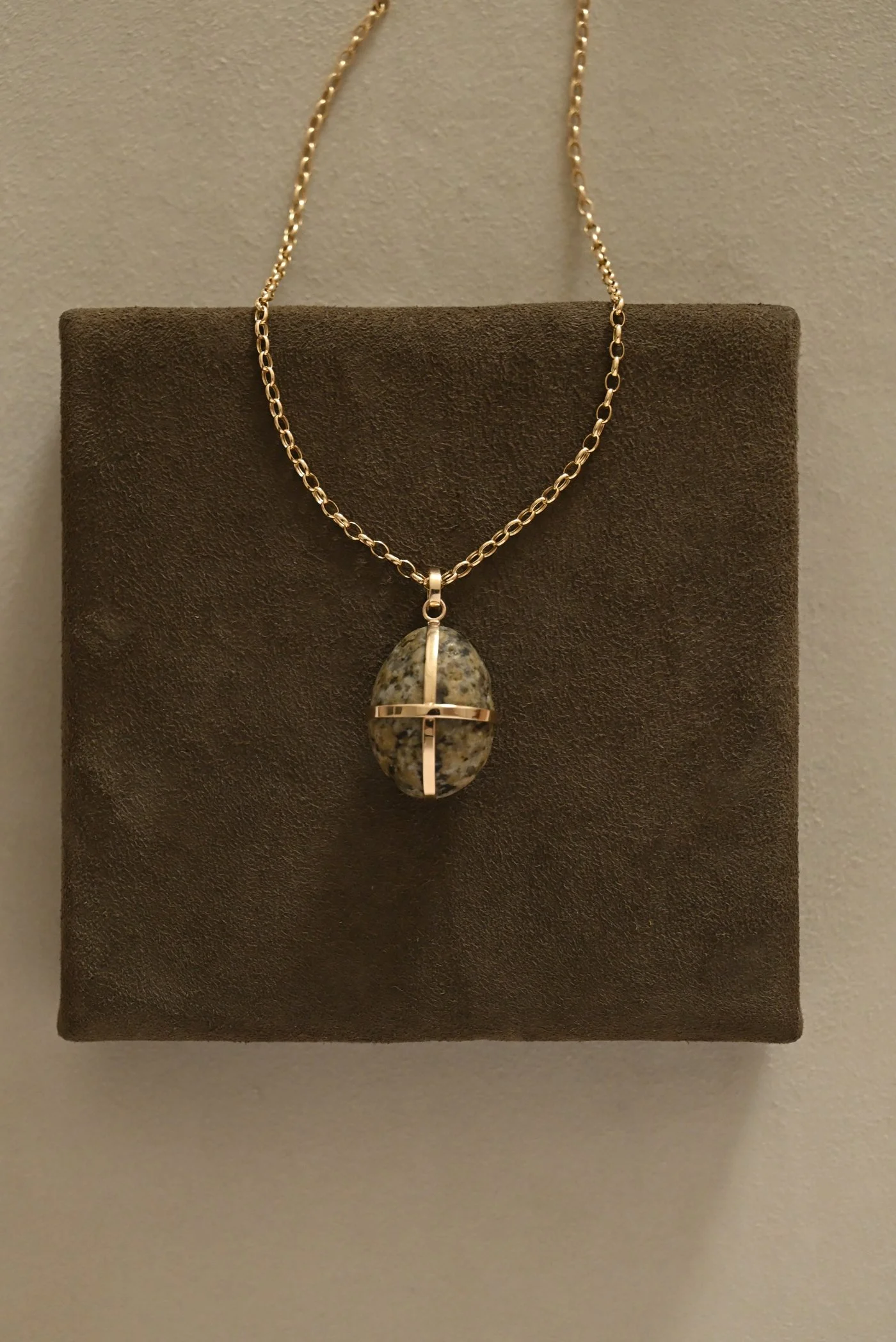 9k Gold Ribbon Stone Pendant No. 30 | Nathalie Mathoulin