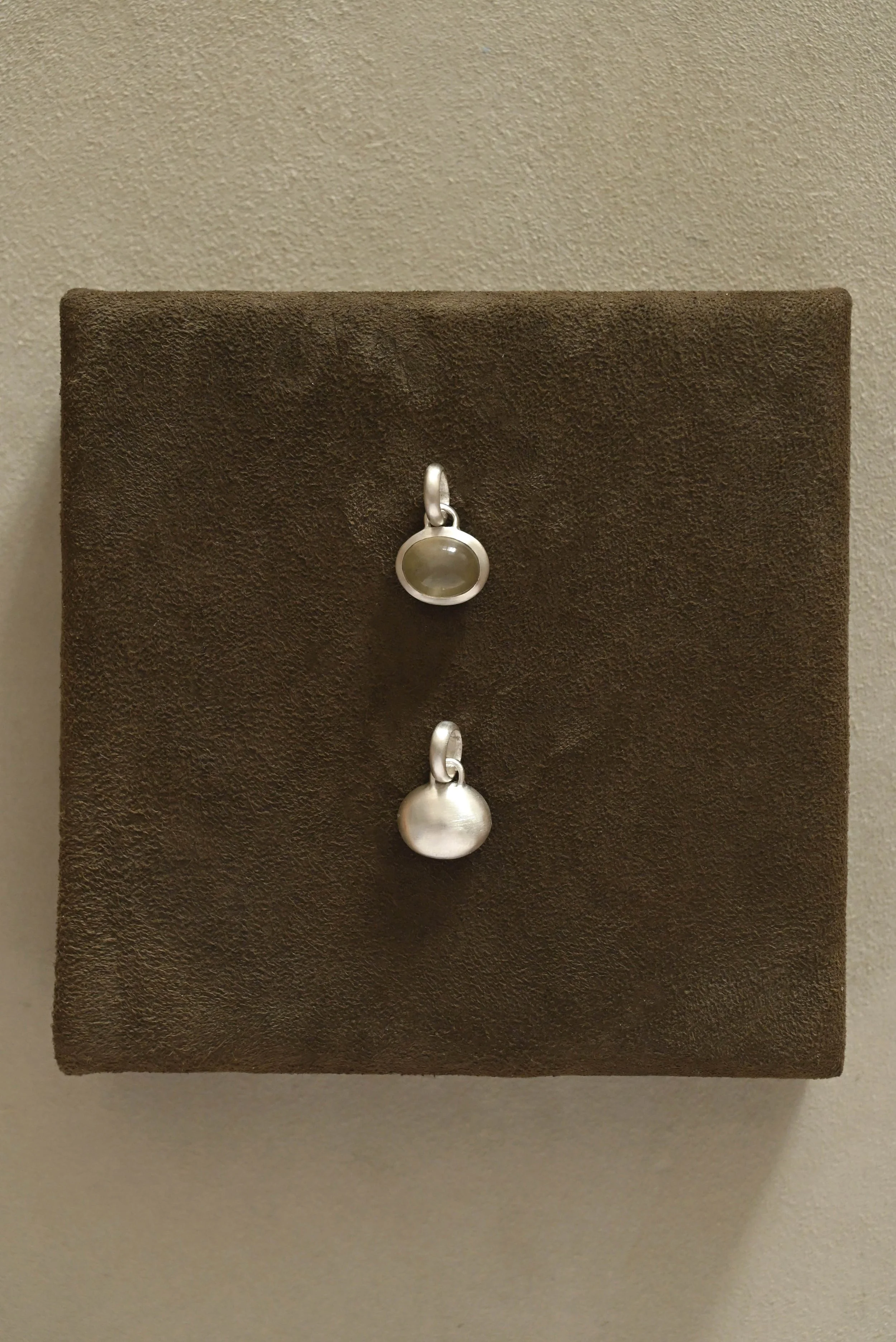 Dunton-Ellerkamp-Green-Moonstone-Silver-Pendant-2026-Web-DSC_2722.jpg