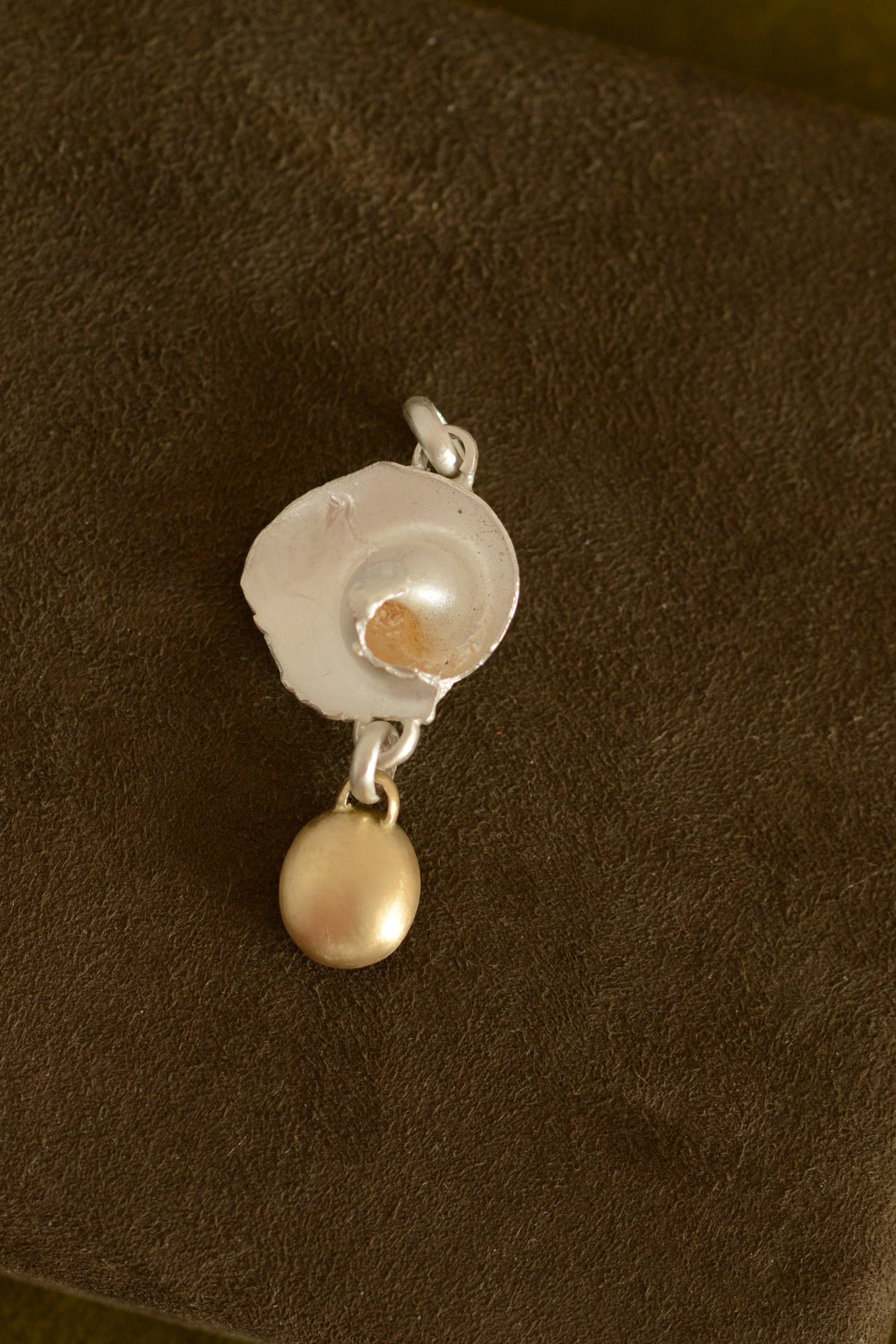 Dunton_Ellerkamp_Shell_18kGold_Agate_Pendant_4.jpg