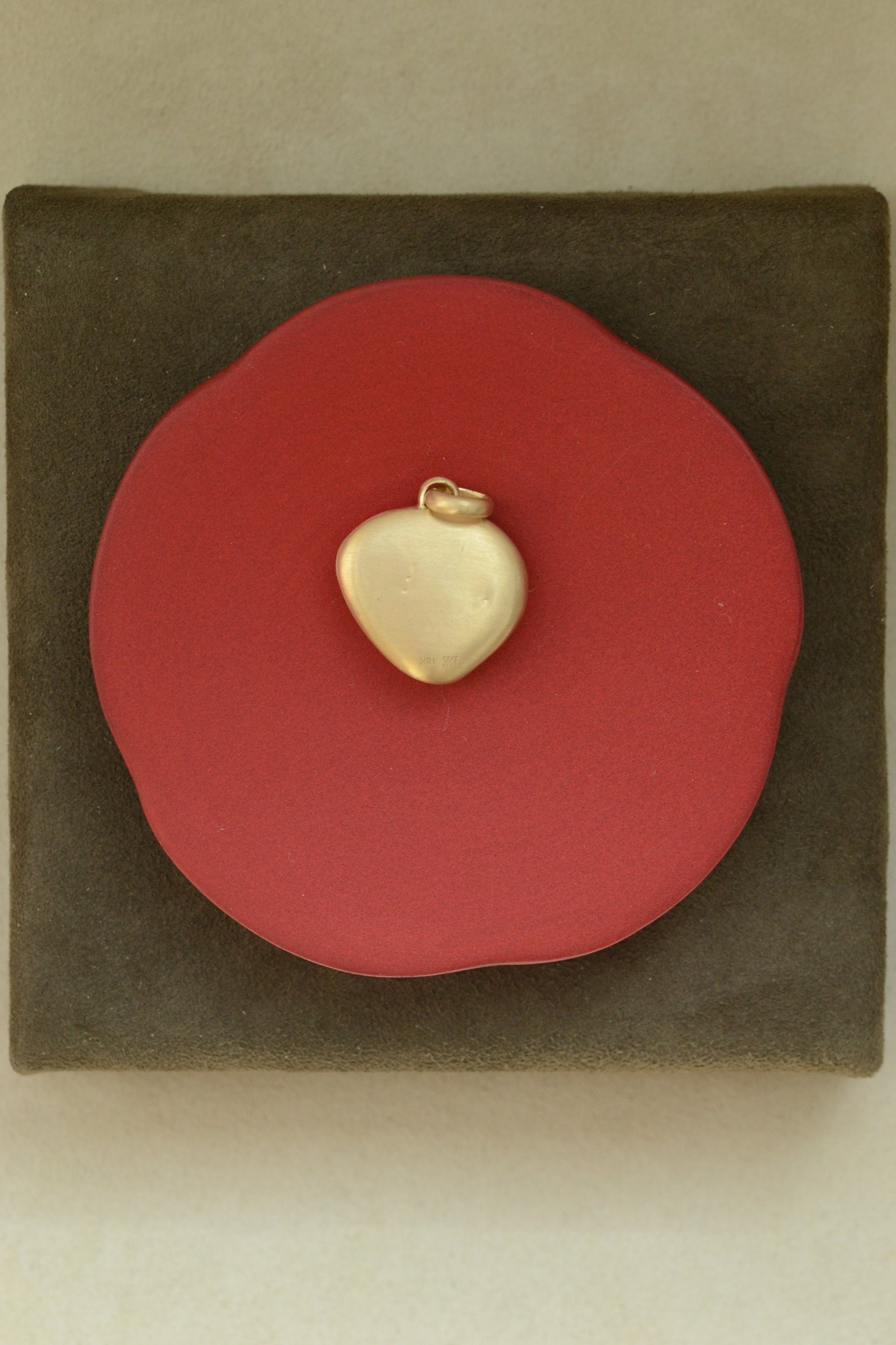 Dunton_Ellerkamp_18k_Gold_Shell_Pendant_Web_2.jpg