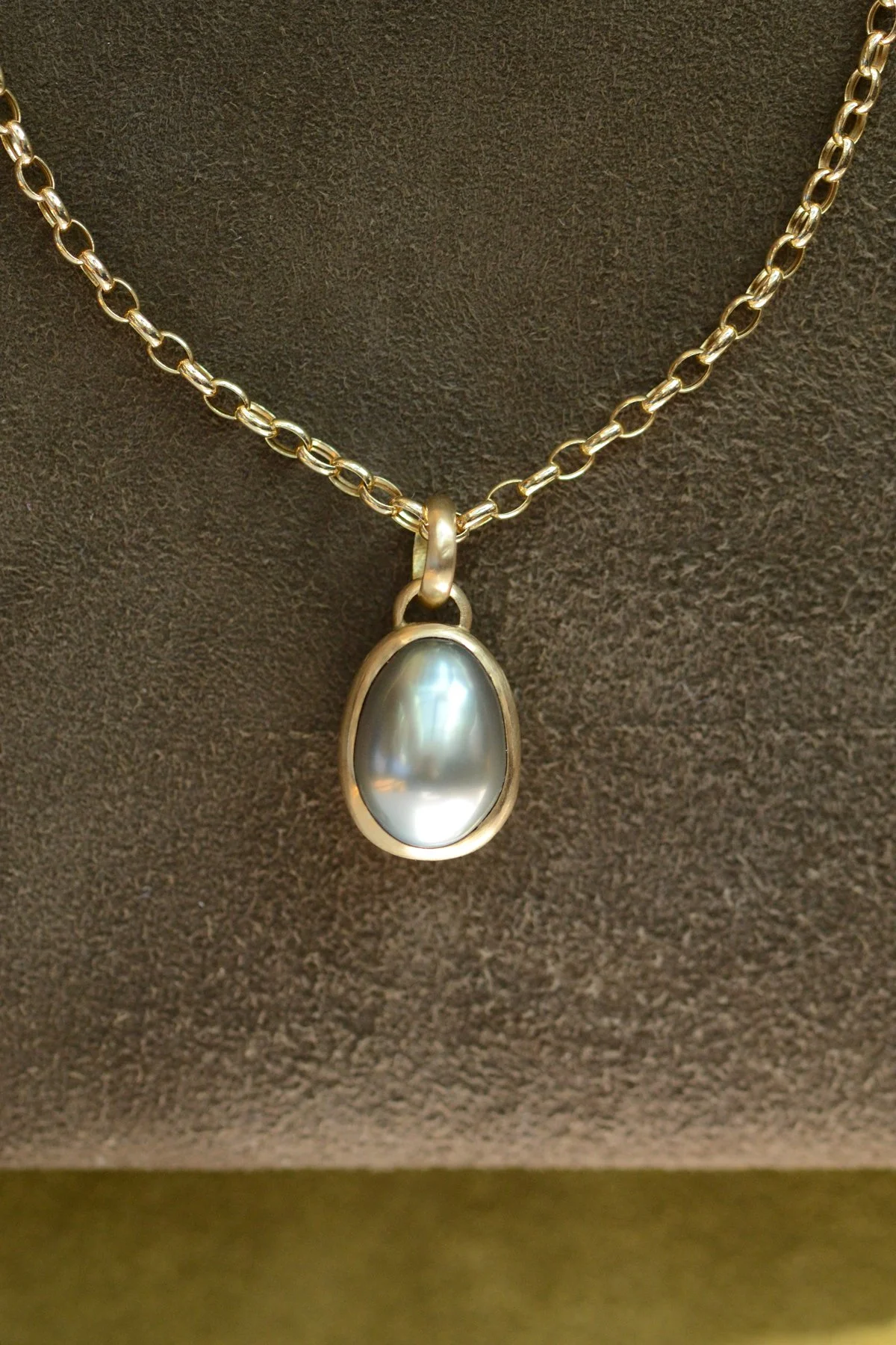 Dunton_Ellerkamp_Pearl_Pendant_Gold_Fall_Capsule_3.jpg