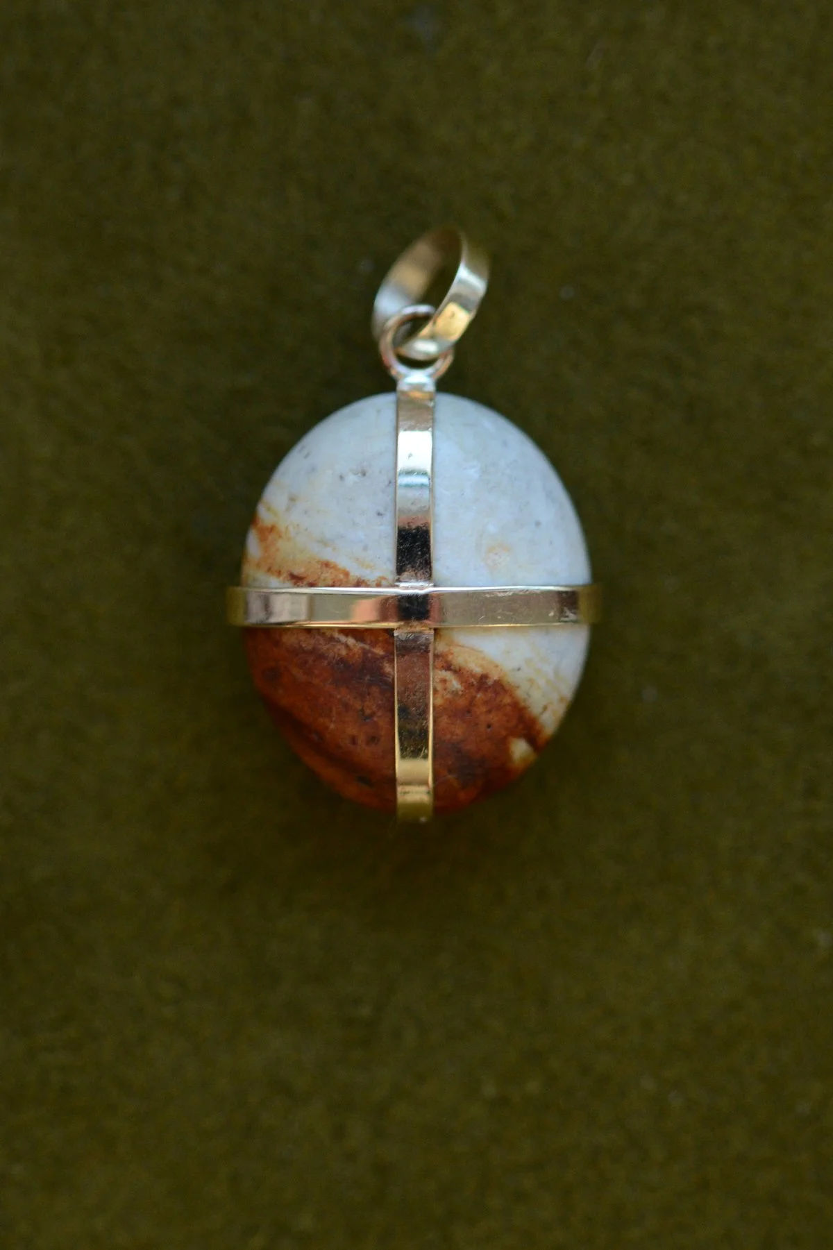 Dunton_Ellerkamp_Fall_Capsule_Nathalie_Mathoulin_Ribbon_Stone_Pendant_19.jpg