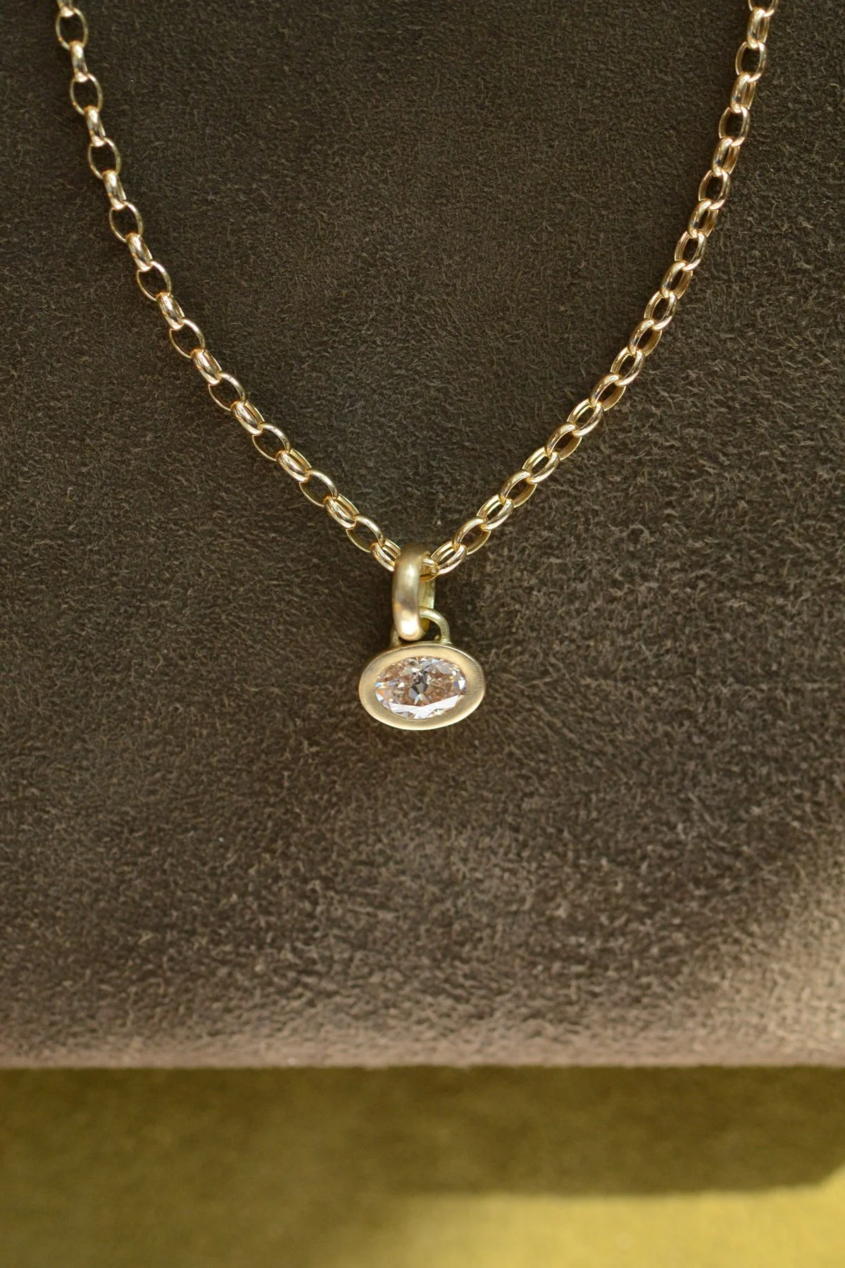 Dunton_Ellerkamp_champagne_oval_diamond-pendant-2.jpg