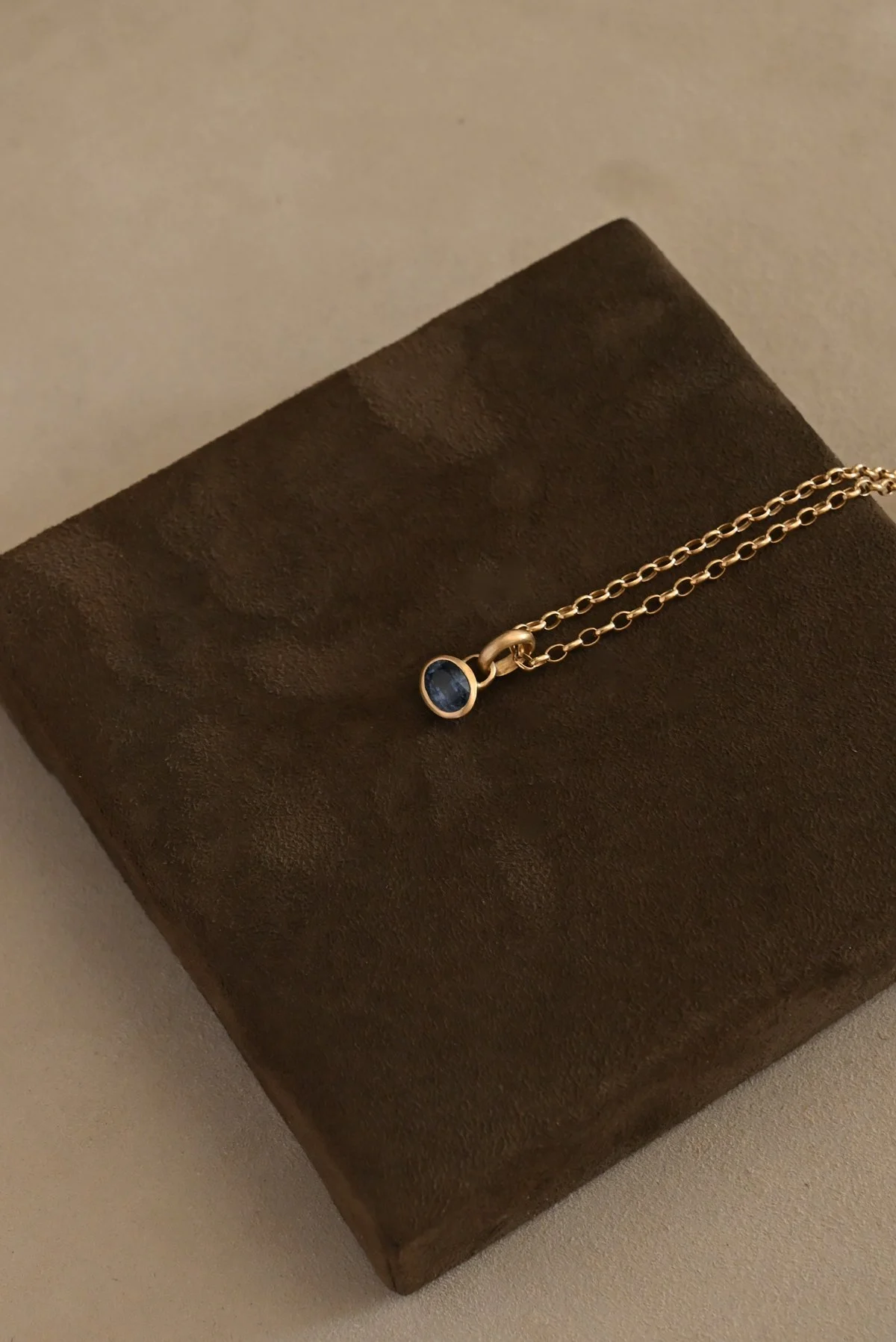 Dunton_Ellerkamp_Gold_Blue_Sapphire_Pendant_3.jpg