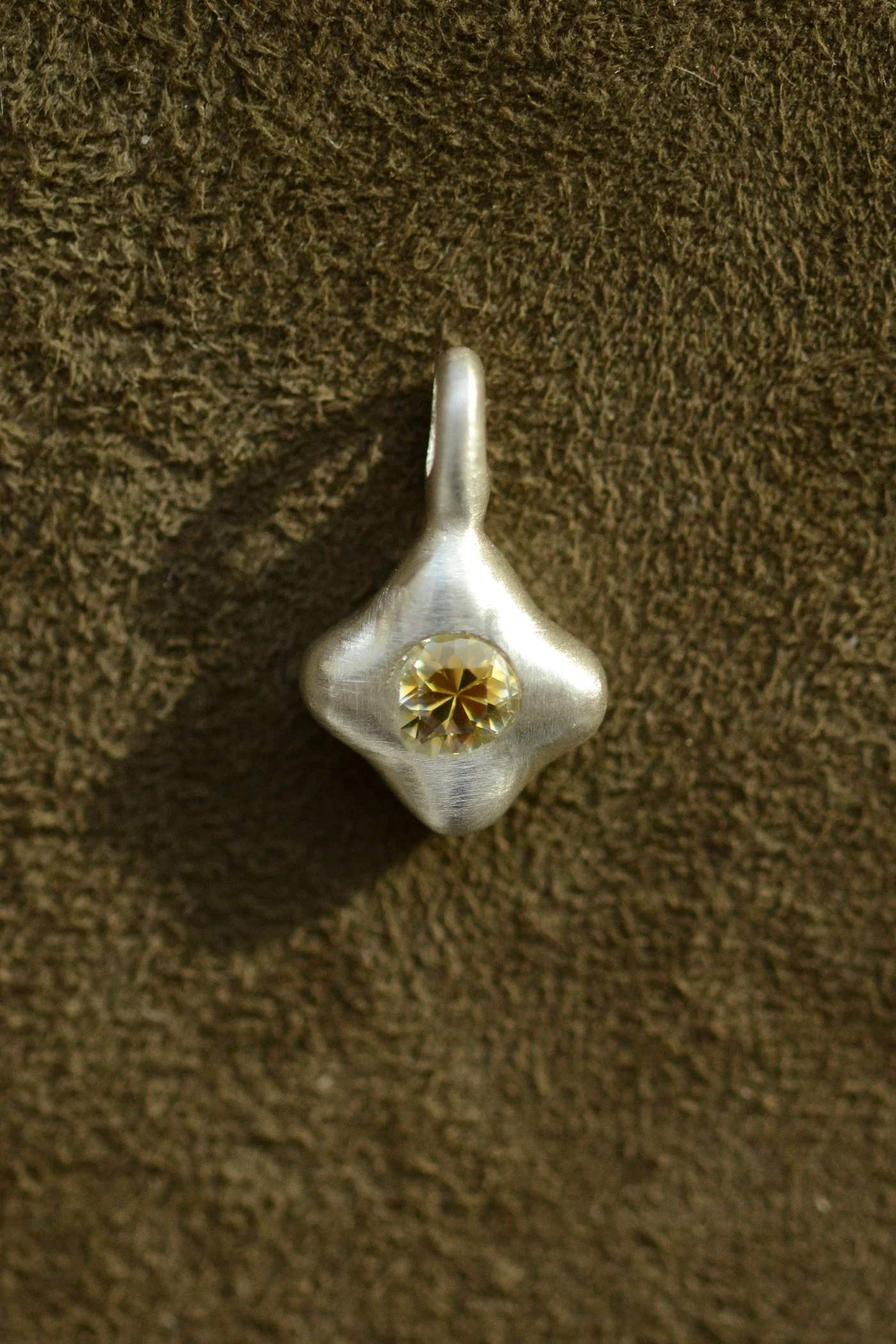 Dunton_Ellerkamp_Solitaire_Pendant_Sapphire-Silver_web_1.jpg