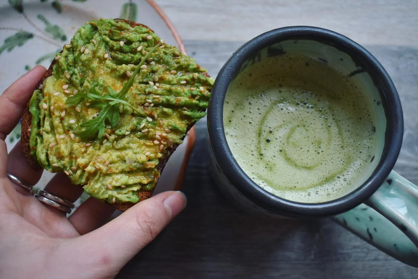 Never seen a better duo! Green green green and more green. Bring it on 💪🌿
Why choose matcha over coffee?
Well we’re here to tell you that matcha 
•Sends you into a nice slow burning buzz of energy unlike coffee that shoots your energy