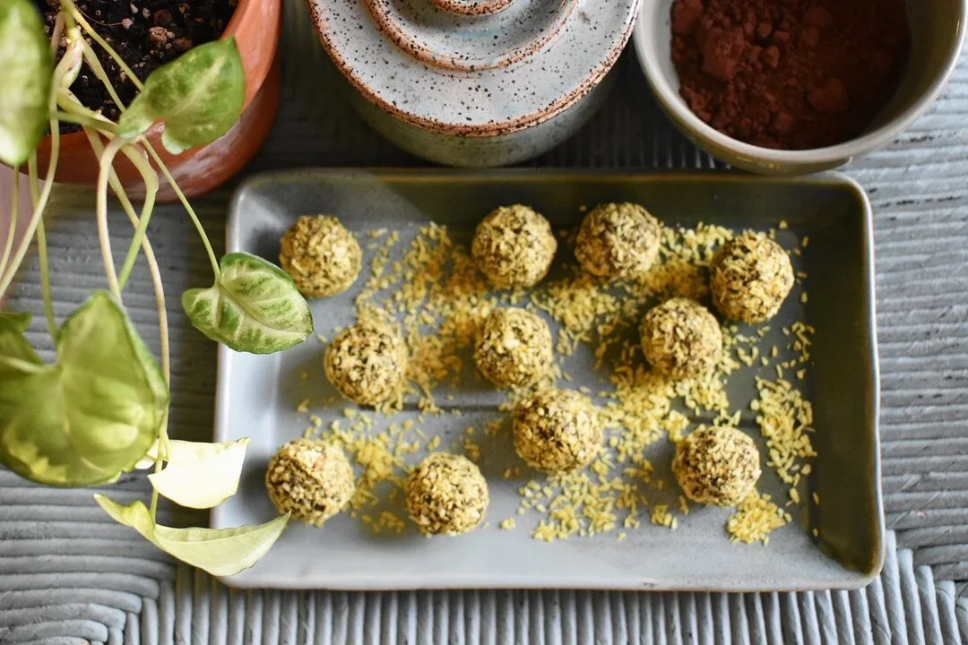 Coconut Turmeric Raw Ganache Truffles~
Raw cocoa powder is full of rich magnesium, polyphenols (antioxidant and anti-inflammatory properties).
Turmeric contains the active constituent curcumin, that has powerful anti-inflammatory effects and a very