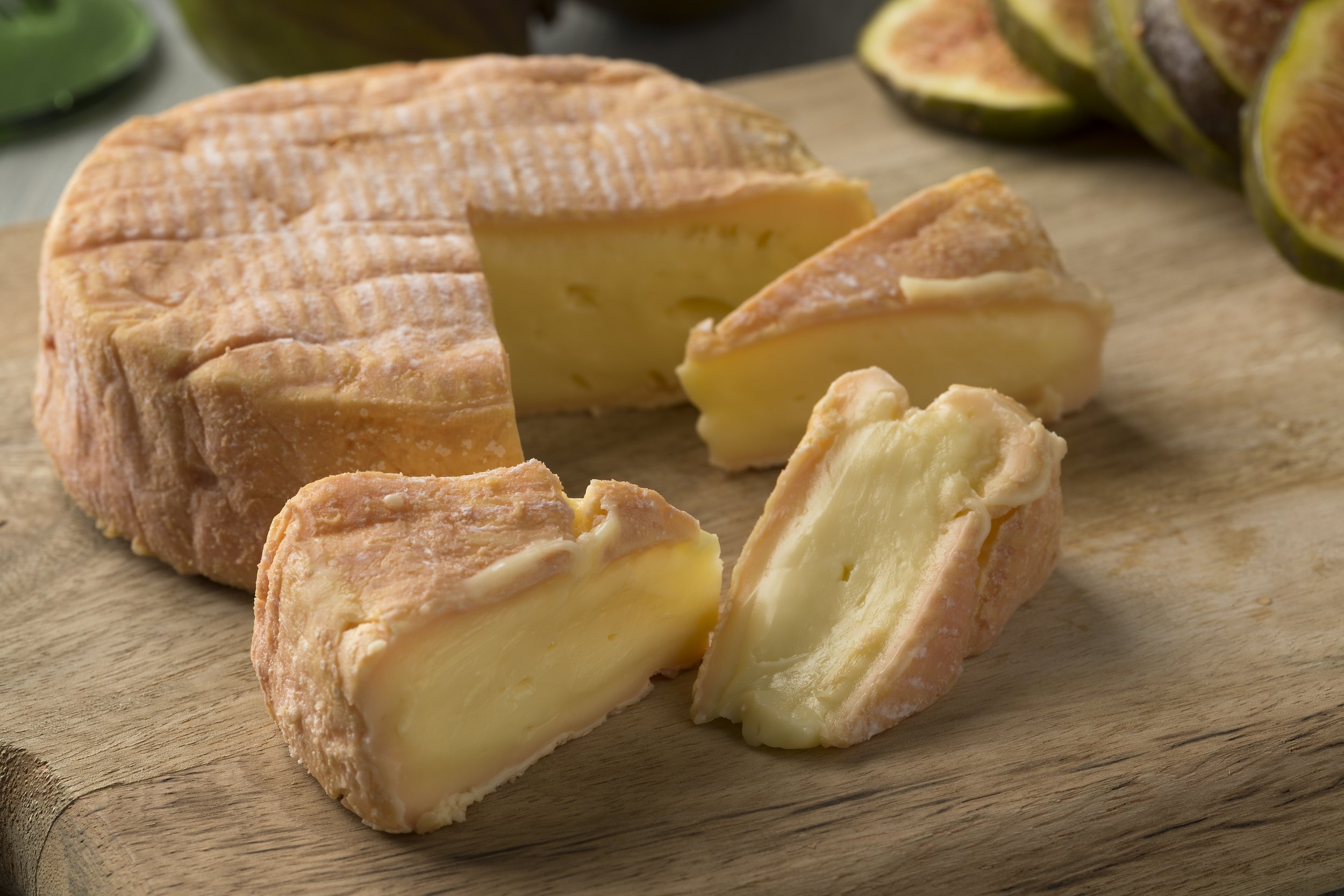 petit-munster-cheese-and-wedges-close-up-2021-08-26-16-56-44-utc.jpg