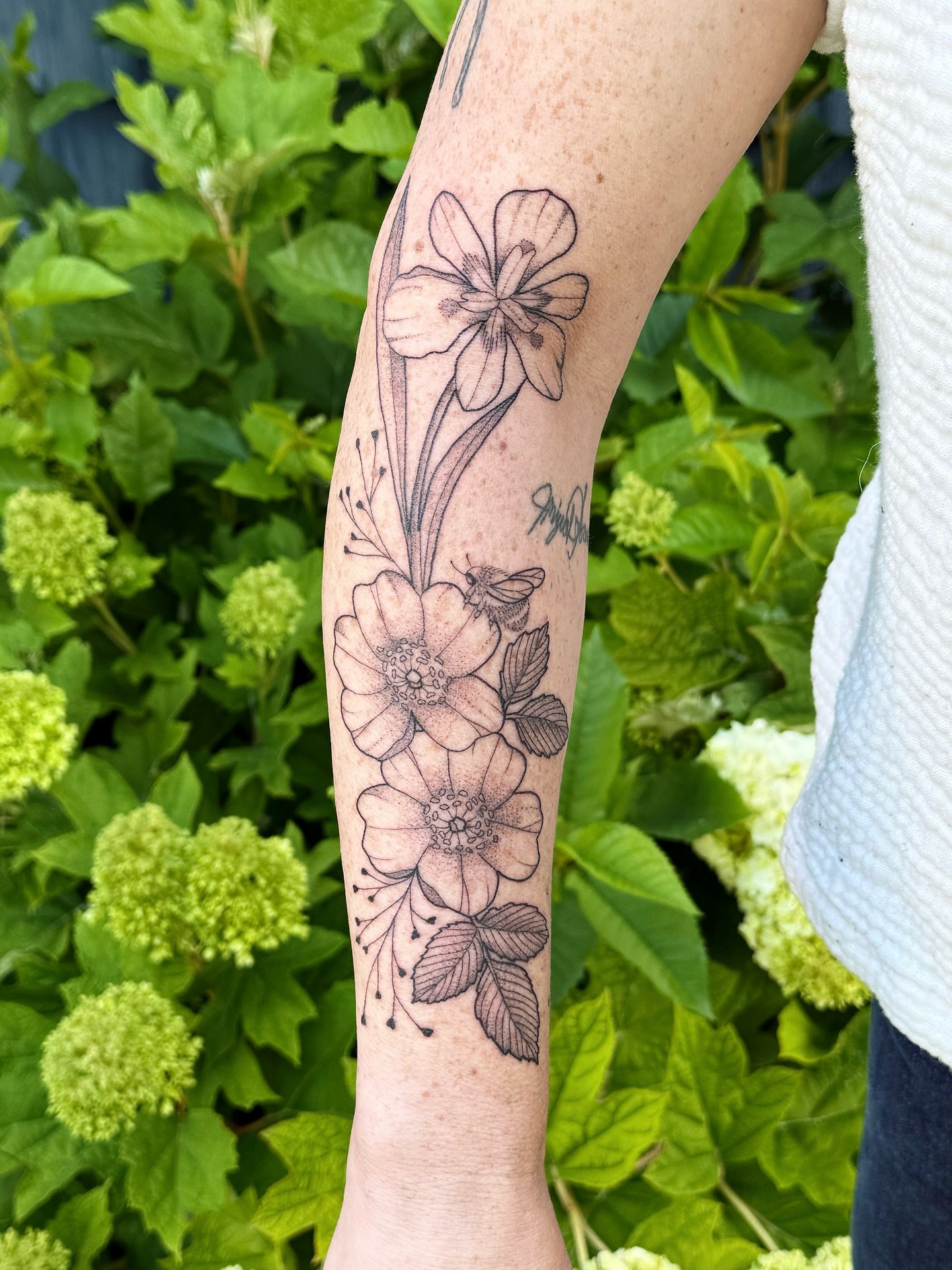 I love creating art for the ones I love- a piece of my heart is put into my work and how special it is that my mama lets me tattoo her. The past week was full of fun with my mom in my new home🌷🧡🐝to the most special woman, a
true angel on earth, I 