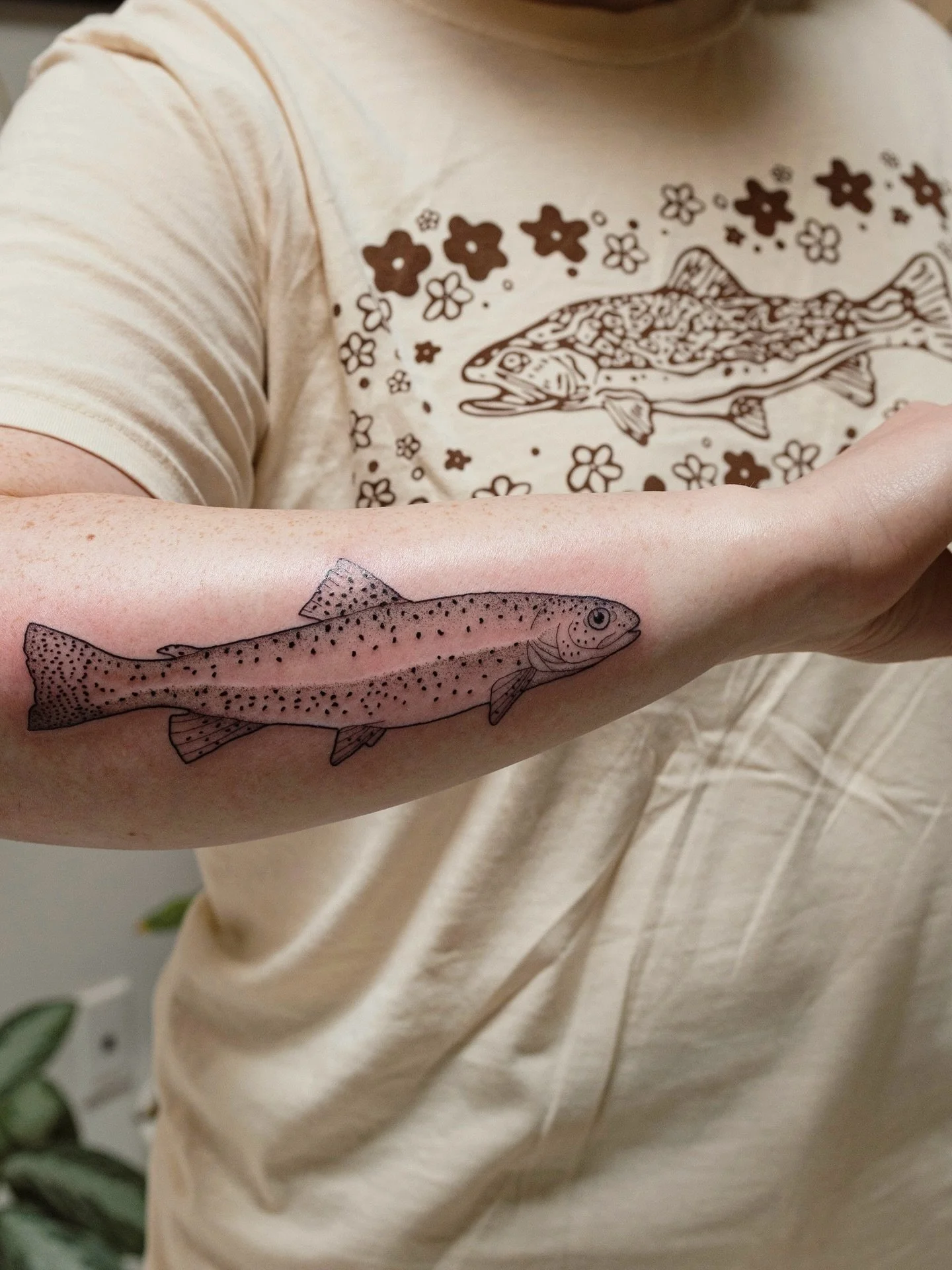 A sweet rainbow trout for the best fly fisher out there- thanks for the fun chats Emma🎣🌈🧡 she even wore her cute fish shirt for this special event!!