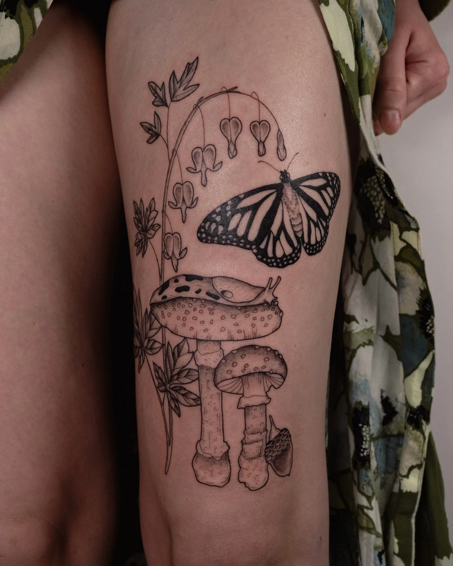I wish I was a fairy and was living in this PNW forest floor scene amongst the bleeding hearts and banana slugs✨🧚🐌🦋🍄- big thanks to Erin for sitting like such a champ! Swipe through to see all the cute details and angles- plus I threw in a healed