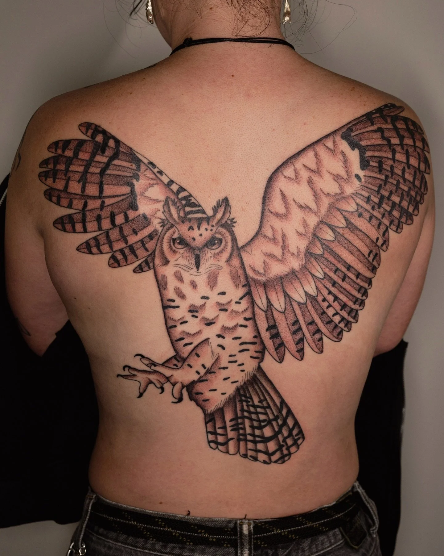 12 hours over 3 sessions and we finally got this Great Horned Owl back piece done for my cutie Alexis🦉🧡 biggest piece to date and I&rsquo;m so stoked on the final product! Thank you my love for traveling out here✨ swipe to see the cutie gift she ga