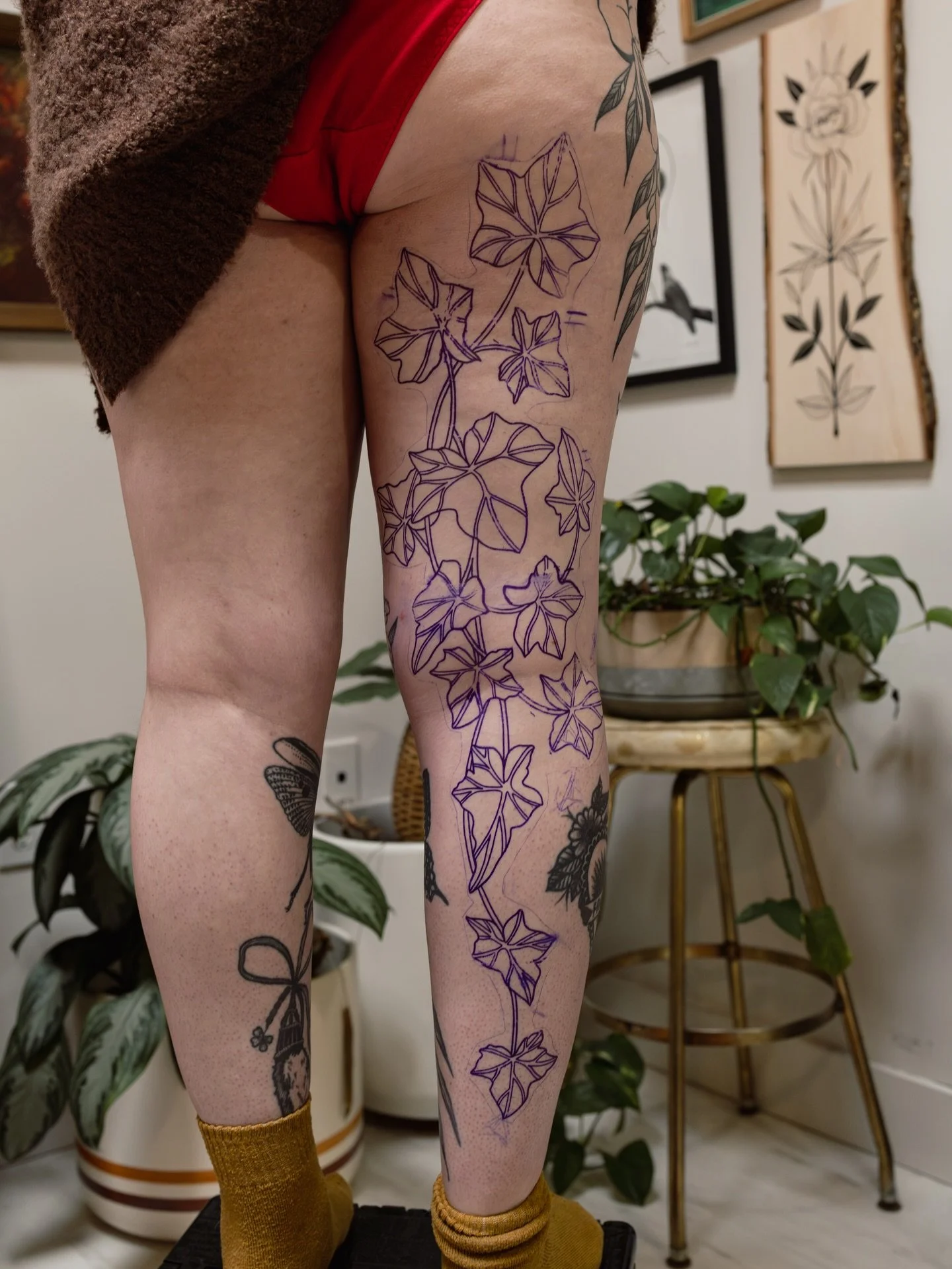 A stencil to lines work in progress for my best friend💖🍃 some English ivy for the ivy queen herself!! @poisyn_ivyy - can&rsquo;t wait to shade this bad boy!! Also, I got her good for the time she dry wiped me knees hehe🤭