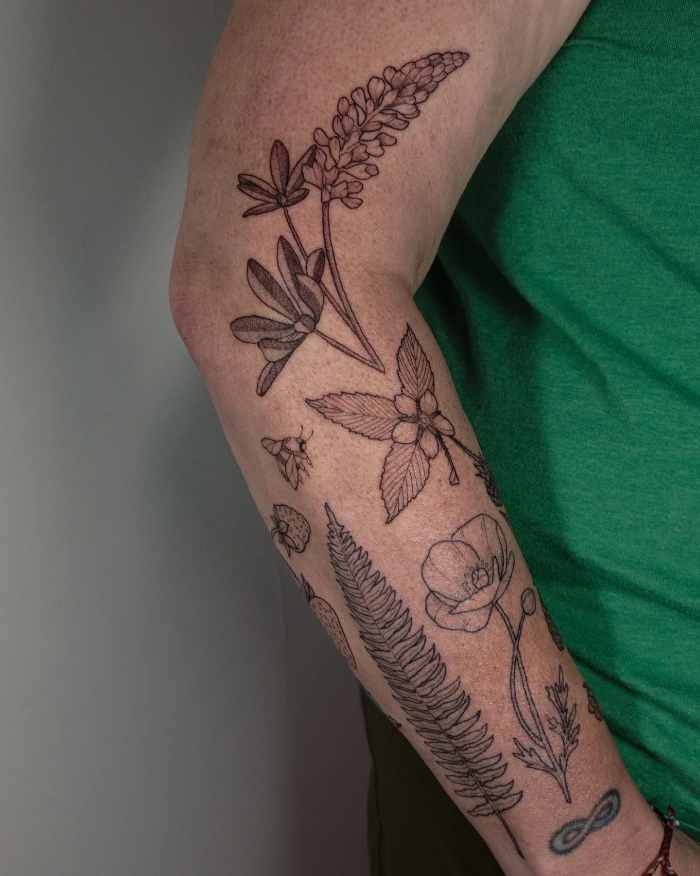 Quite literally the best way to go into the holidays- a day session with my sweet client Gretchen🧡 we added a lupine, marionberries, strawberries, and two bee friends to her collection! Poppy and fern are 3 months healed✨🍓🌸🐝