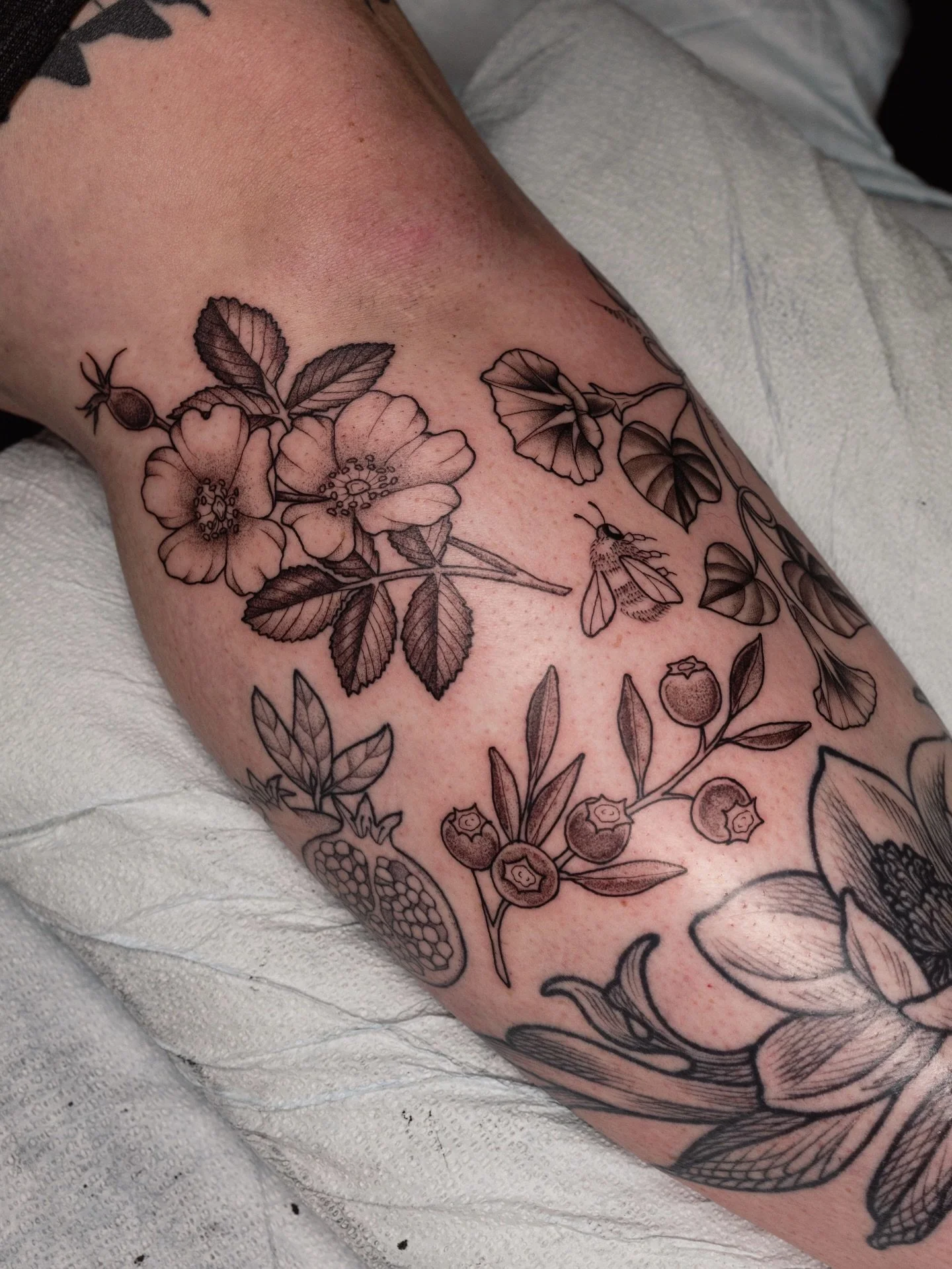 A perfect patchwork day with the perfect client💖 thanks Claire for spending the day with me and giving me free range✨🌸🐝🧡 some dog roses, a bee, bluebs and morning glories! Plus a healed pomegranate peeking on the left :&rsquo;)