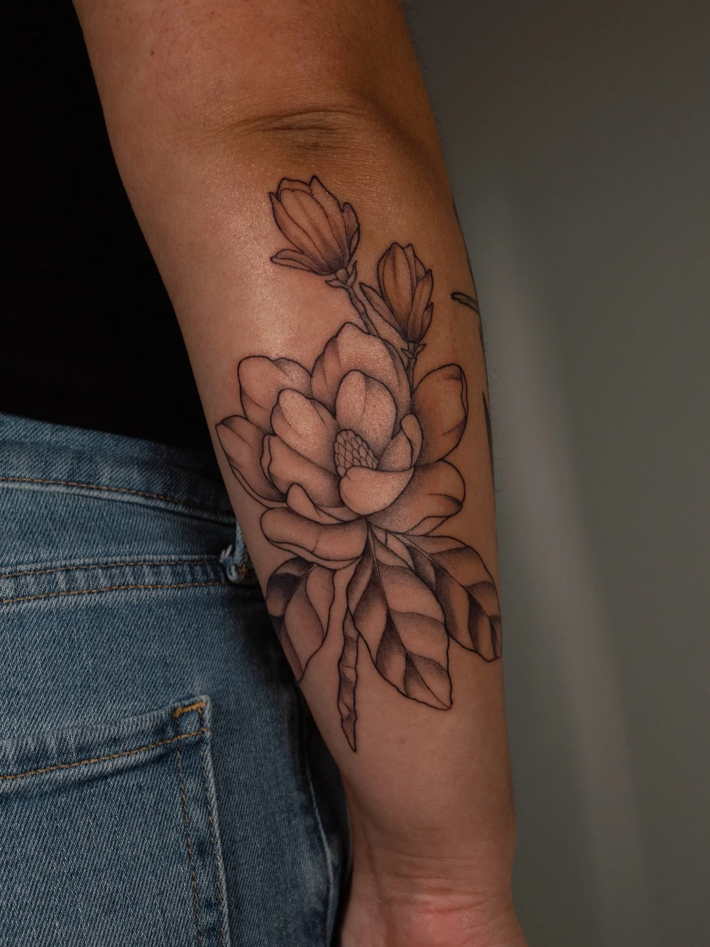 It may be winter, but lots of flowers are blooming in the studio🌼🌷💐 some completed and some works in progress✨