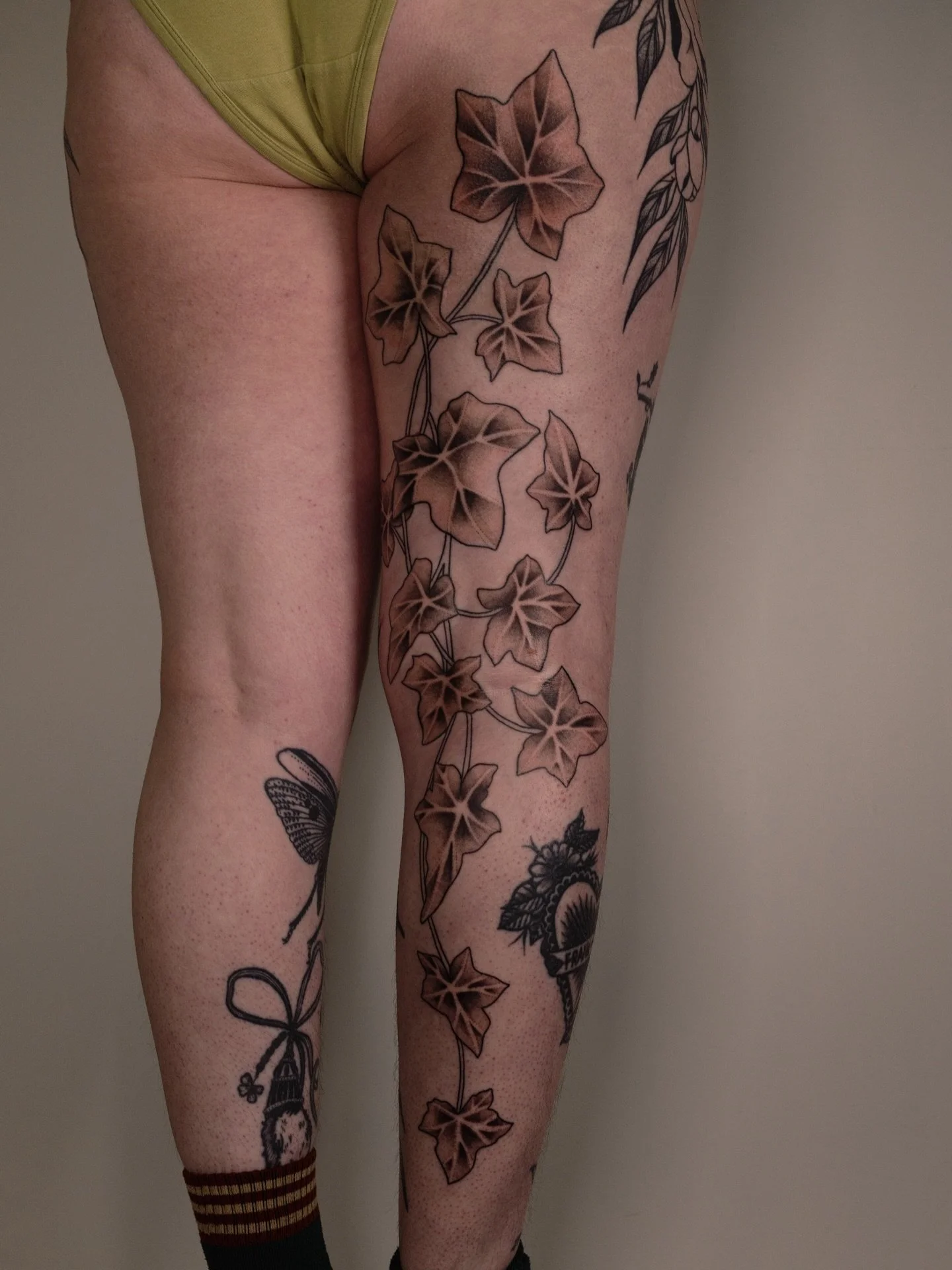 I finally got to finish this piece on my sweet angel of a friend @poisyn_ivyy 🌿✨💌 honored to give the Ivy queen some forever ivy! Also she&rsquo;s very brave bc YOUCH