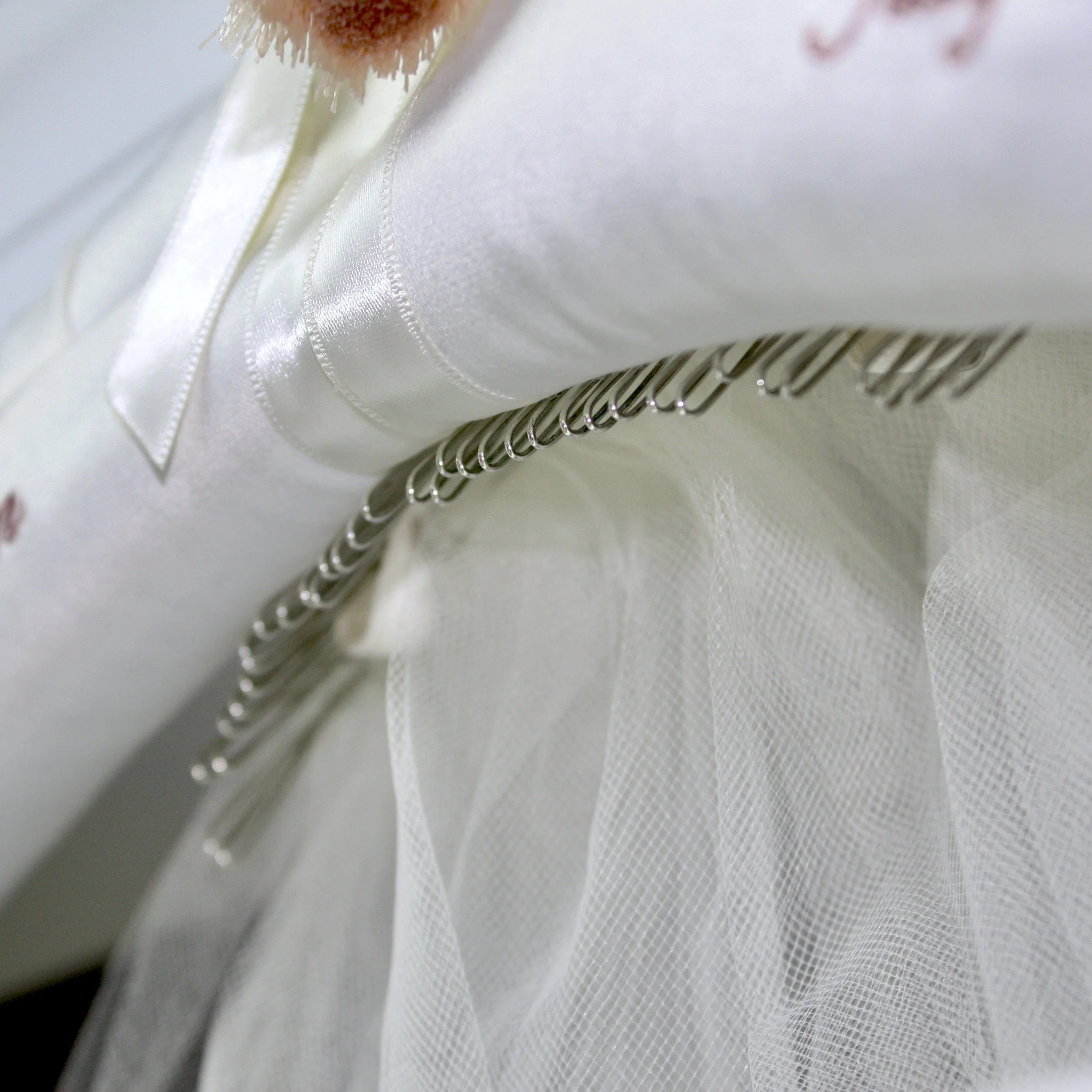 comb attached to veil hanger.jpeg