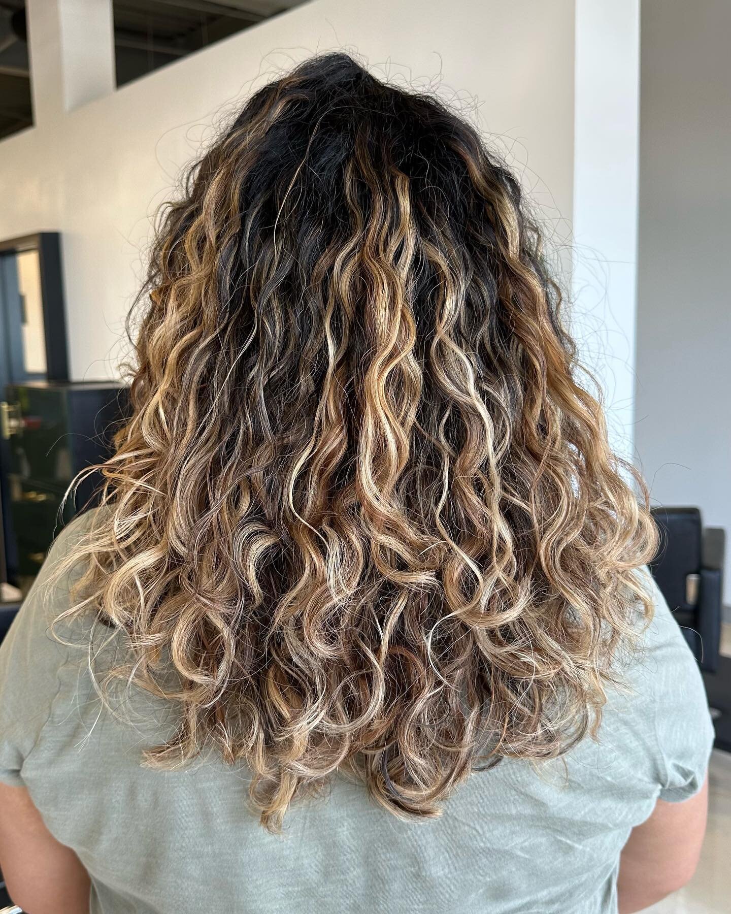 ⭐️Curl Recovery⭐️

My client came in wanting to focus on curl health and maintenance since blonding services in the past left her hair feeling dry and damaged her curl pattern. 

It will take time, patience and a solid at home curl care routine but i