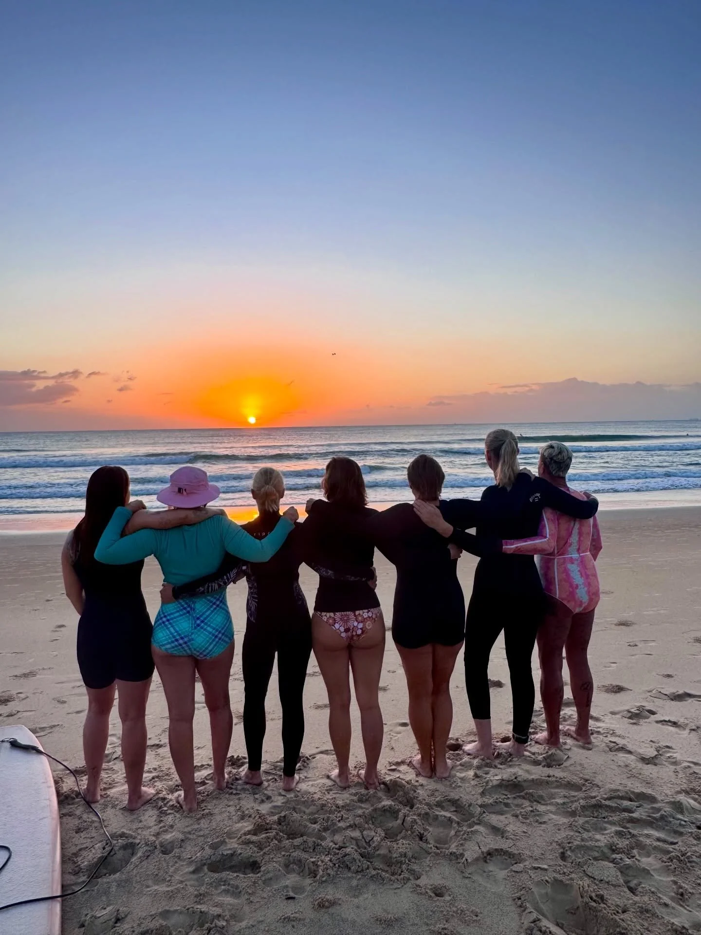 Rise and shine, beach bums! Bloody loving the sunrises and our crew of badass ocean babes! 

#community #womenonwaves #surflessons #surfcoaching #whatsonsunshinecoast