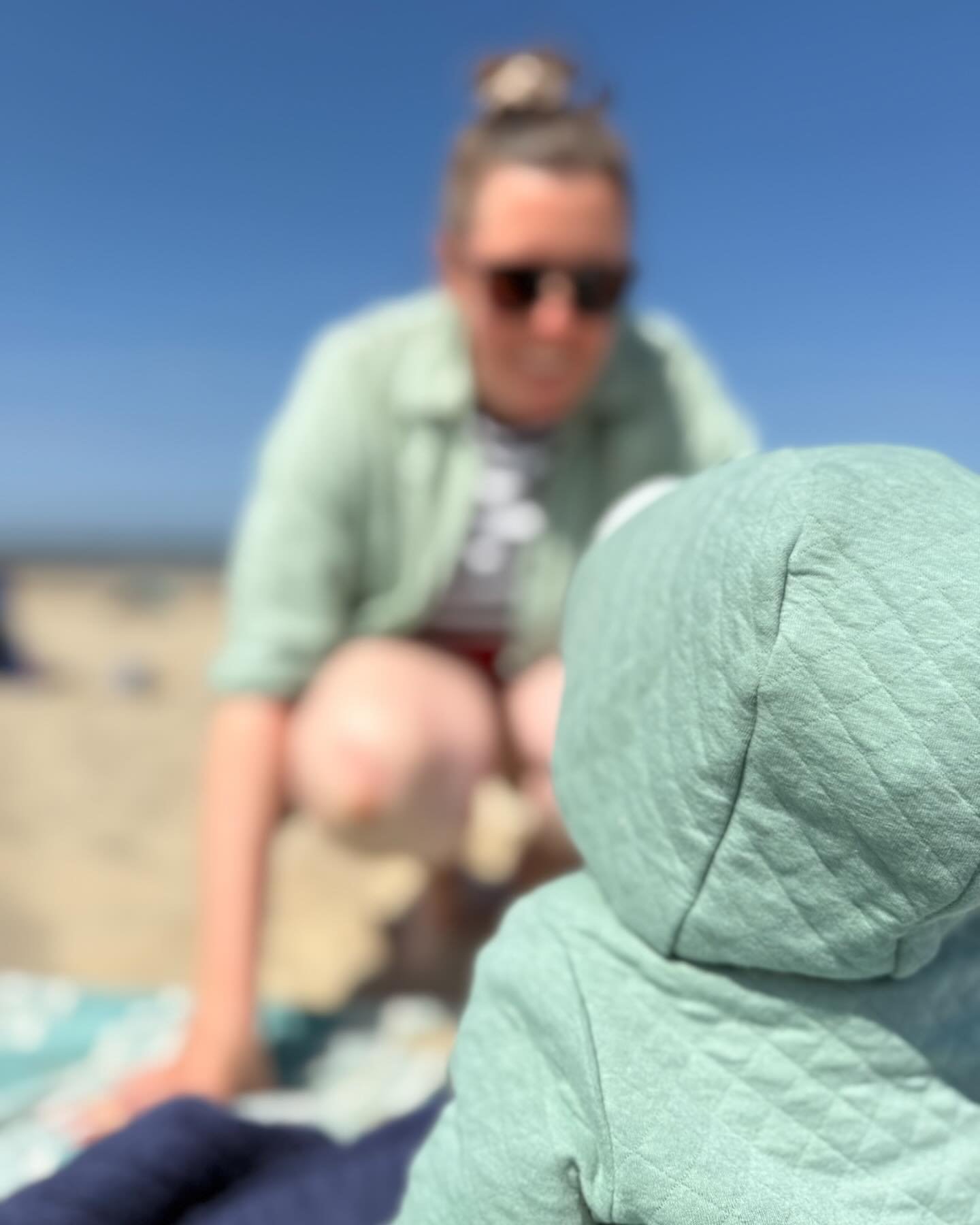 Ein Tag am Meer &ndash; und doch ist das Sch&ouml;nste direkt vor mir. Familie bedeutet f&uuml;r mich Liebe, N&auml;he und ein Zuhause im Herzen. #FamilyLove #MyLittleWorld #MomentsThatMatter #TogetherIsHome #BeachDays #ParenthoodJoy #gratefulheart