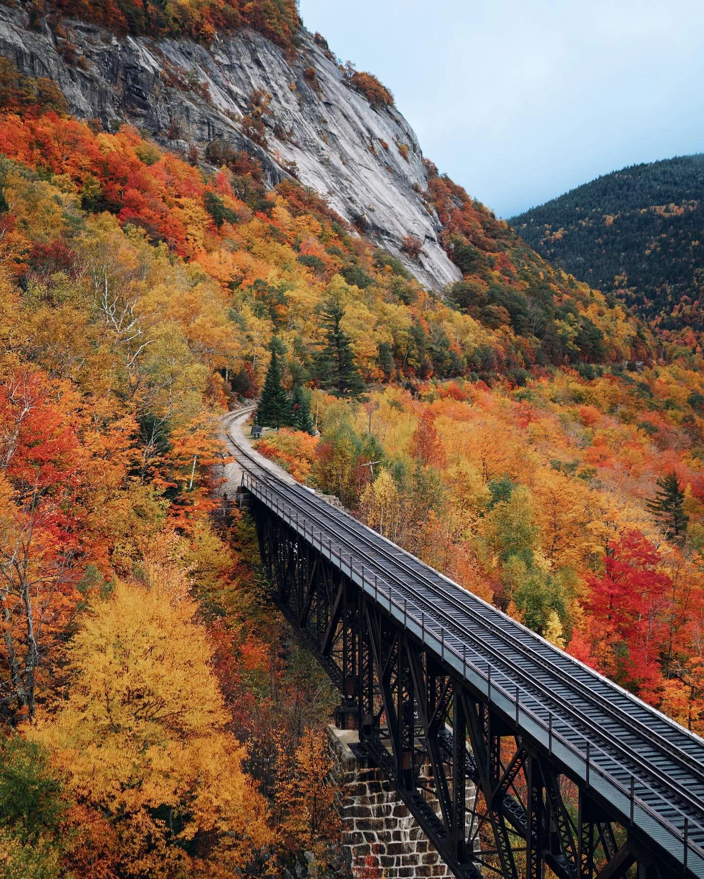 Solo adventures through hundreds of colors 🍁🍂🌿

#igworldglobal #ig_tones #ig_shotz #planet_earth_shots #tlpicks #sunsetphotography #naturegramy #wowplanet #awesupply #wondermore #landscape_photography #awesome_earthpix #majestic_earth #getoutside 