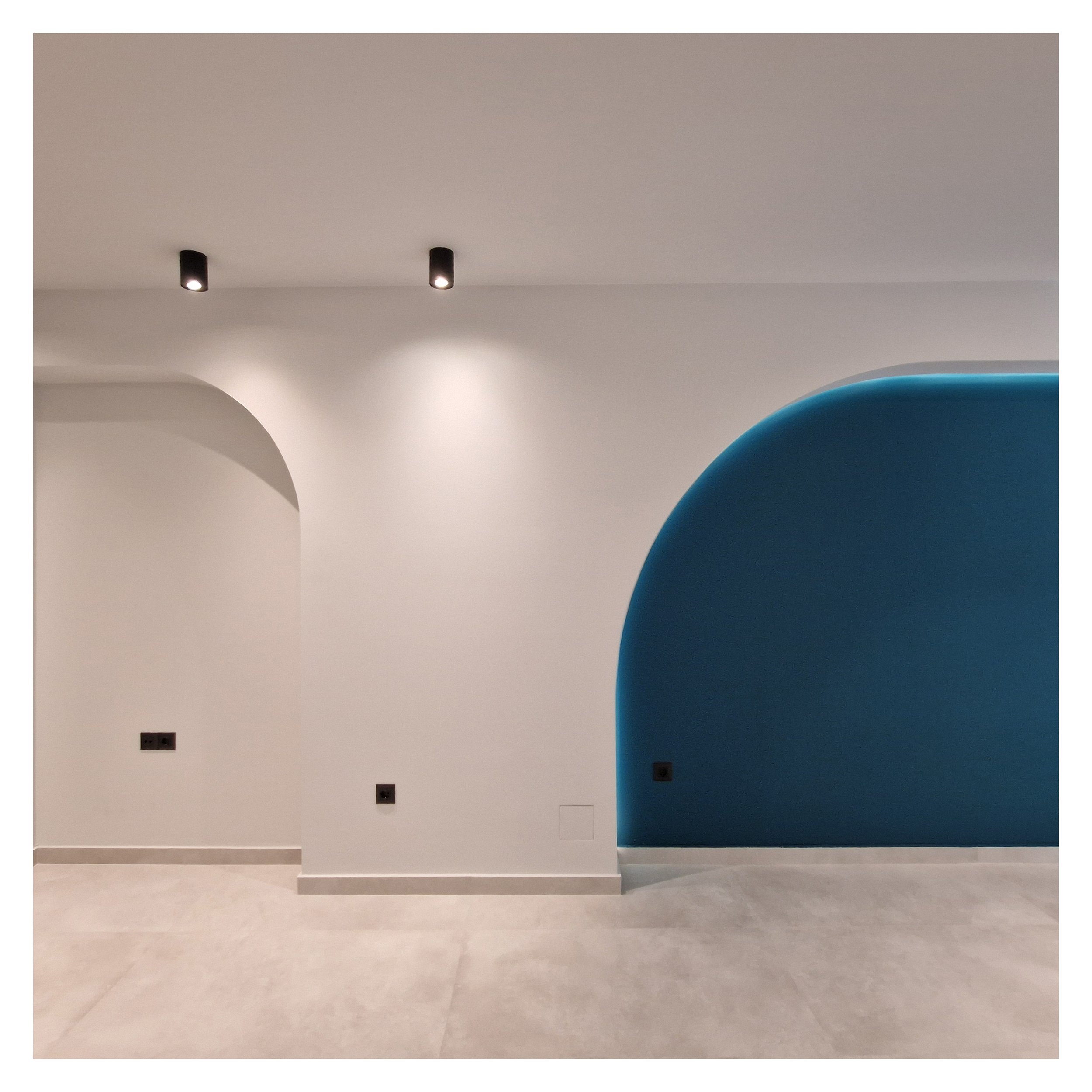 ENTRANCE & LIVING ROOM