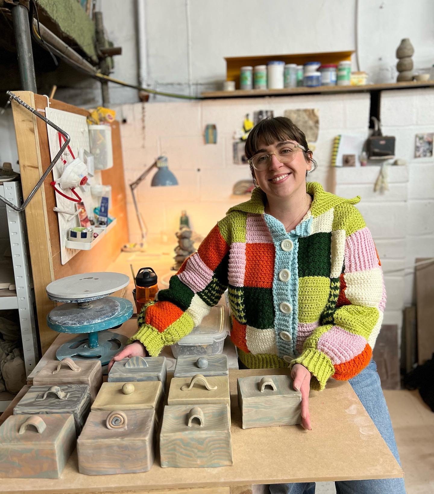 The first ever butter dish workshop was bloody lovely, literally obsessed with everyones butter dishes and seeing everyone getting stuck in and loving on coloured clay was speciaaaaallll. Most people at the workshop had never done pottery before, so 