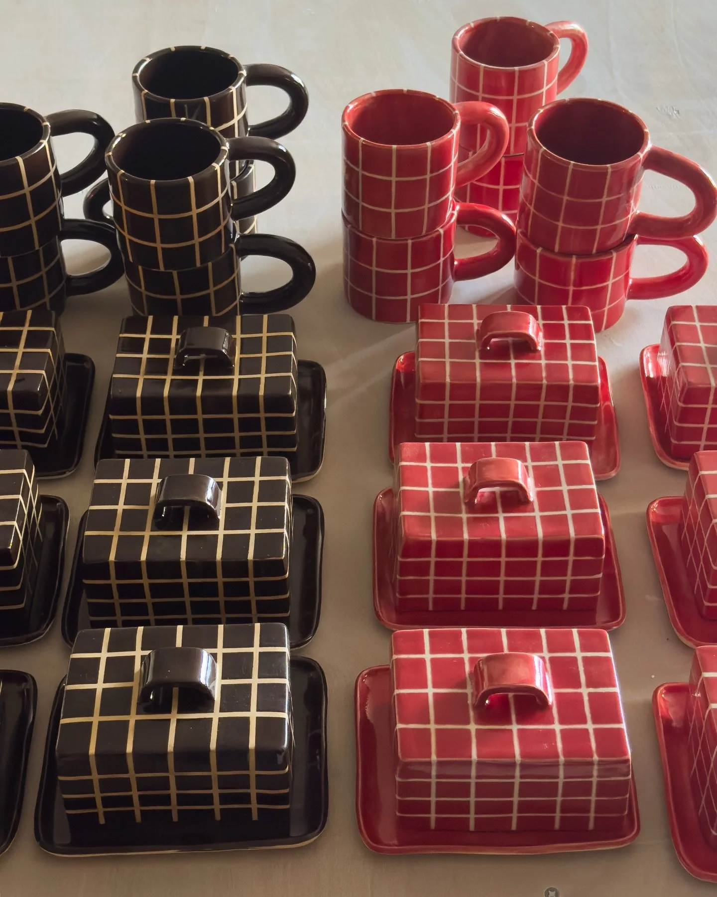 Red grid and brown grid butter dishes and mugs making a great combo together 🤎❤️ made for @monpotehome 

The brown grid mug is now available as a made to order option on my website 🤎 my best seller at my last markets!