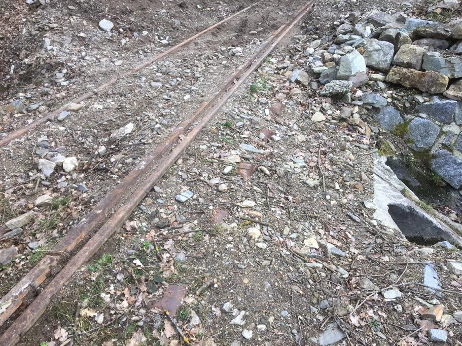 Nach Starkregen Gleis in Bayerisch Haibach