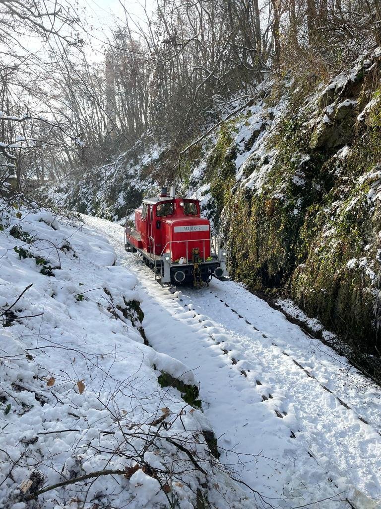 Nach dem vielen Schnee war einiges an Arbeit notwendig. Die Kontrollfahrt ergab dann: "Freie Fahrt" für die Nikolauszüge 2023 auf der Granitbahn.