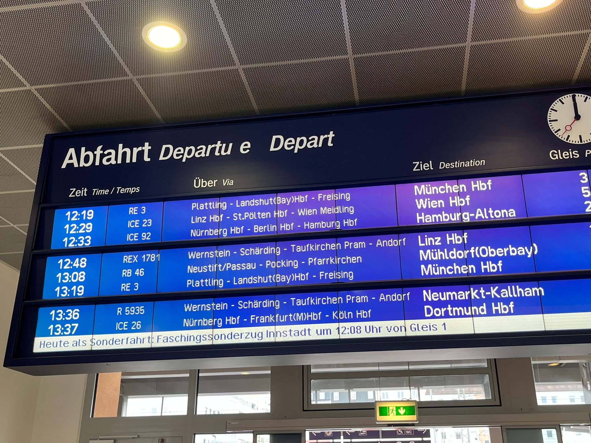 Passau Hbf: Für den Faschingszug der Granitbahn zum Gaudiwurm in der Innstadt am Faschingsdienstag, 13.2.2024 haben auch die Anzeigen und Durchsagen diesmal funktioniert.