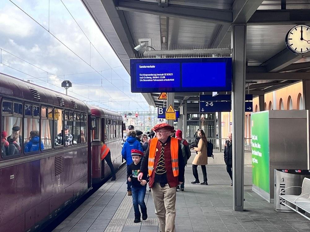 Abfahrtsbereiter Granitbahn-Sonderzug zum Gaudiwurm in der Passauer Innstadt am Faschingsdienstag 13.02.2024.