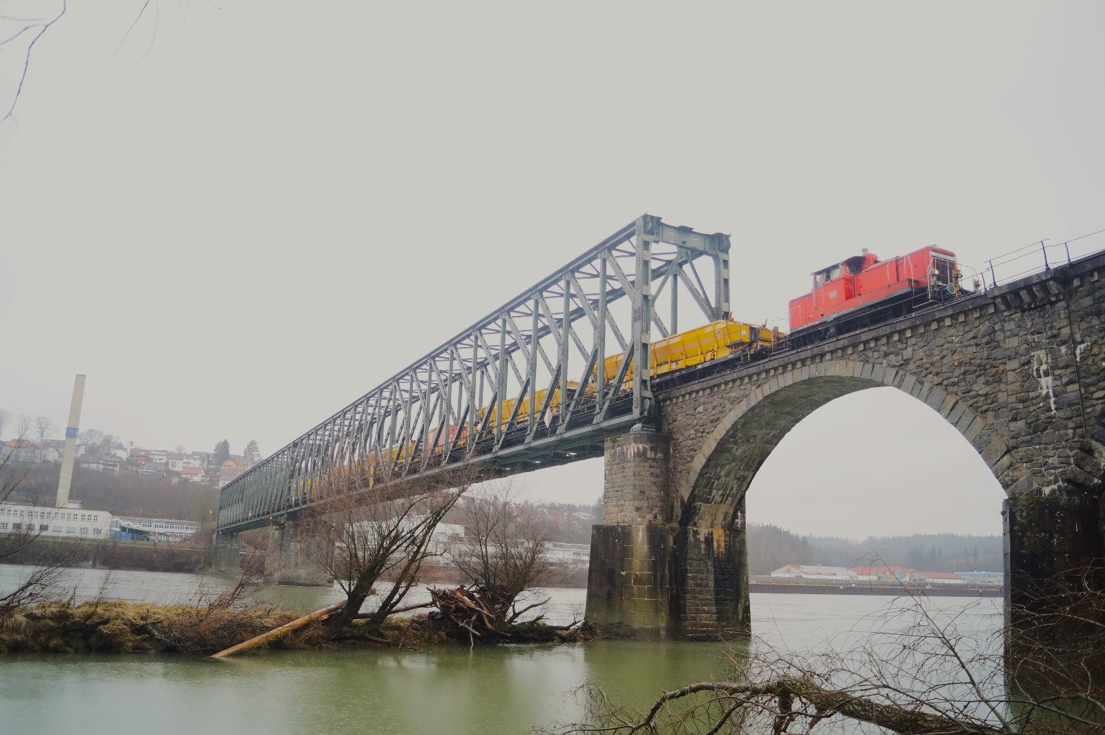 Rückführung nach der Abstellzeit über die beeindruckende Kräutlsteinbrücke nach Passau Hbf