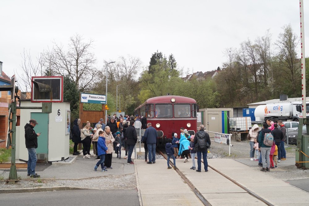 Ostern Lindau Leute vorm Zug.jpg